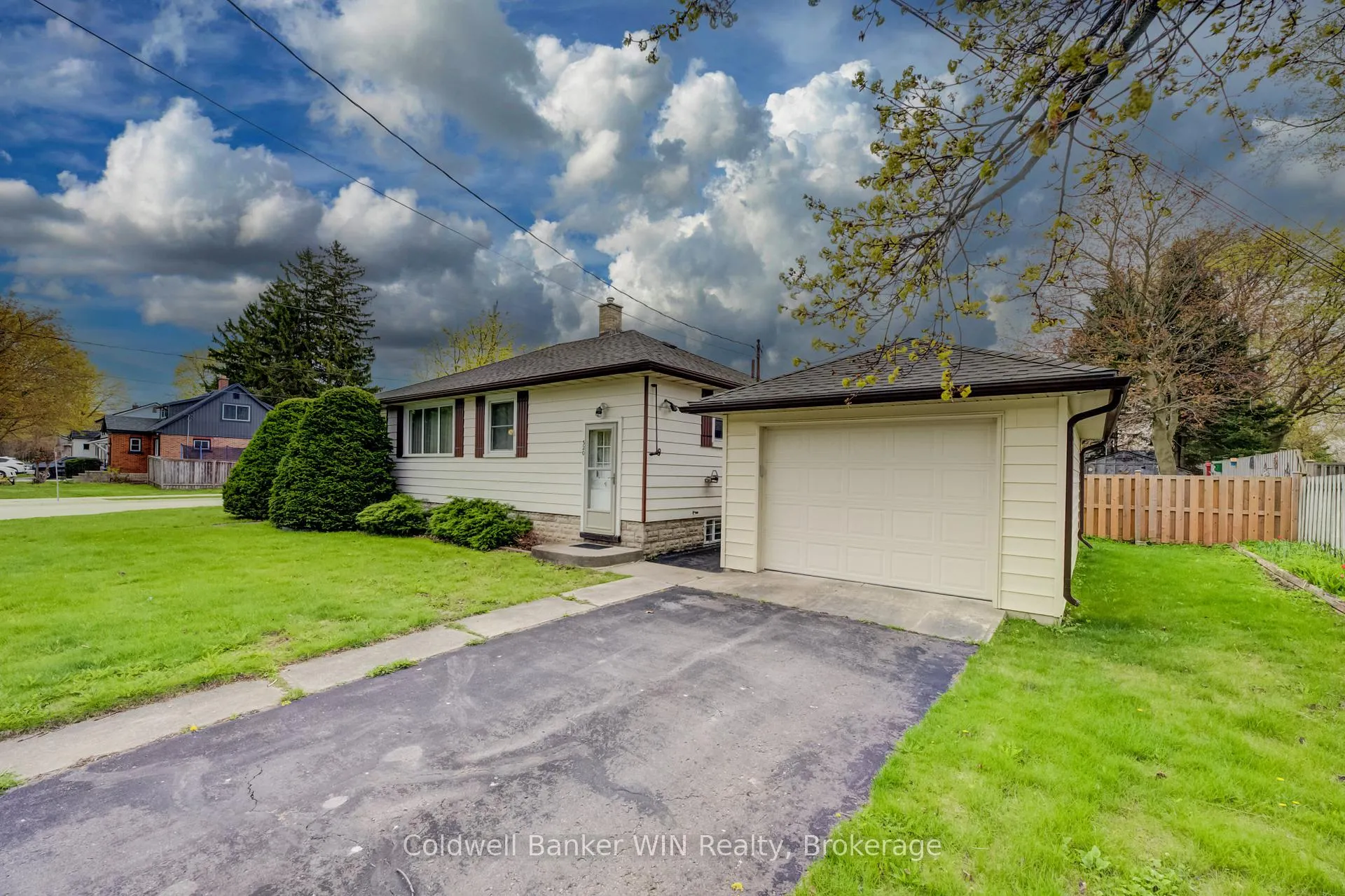 Photo 2 of 320 Waterloo Street, Wellington North, Mount Forest — HOMEH