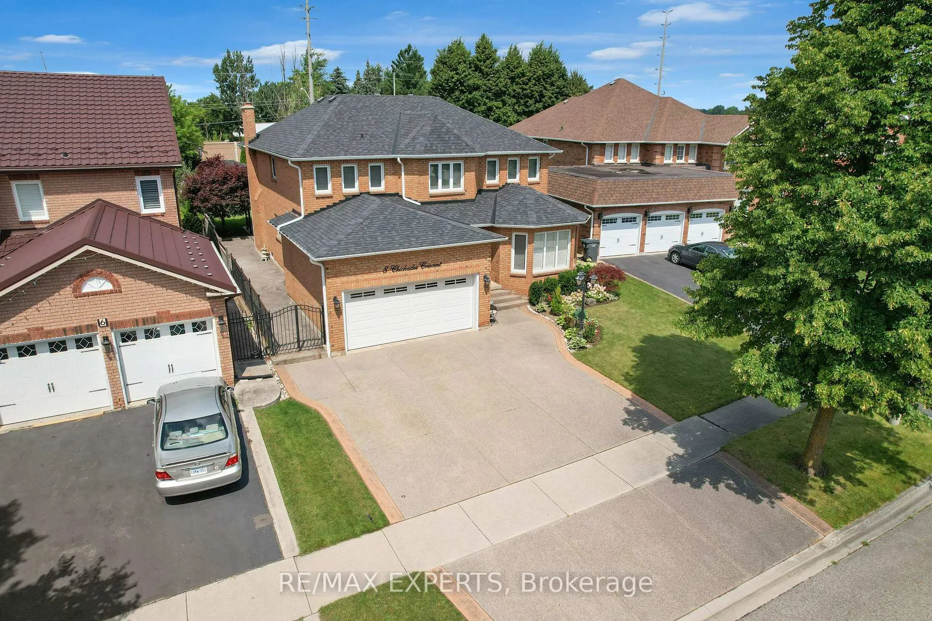 Photo 3 of 8 Chickadee Crescent, Brampton, Snelgrove — HOMEH