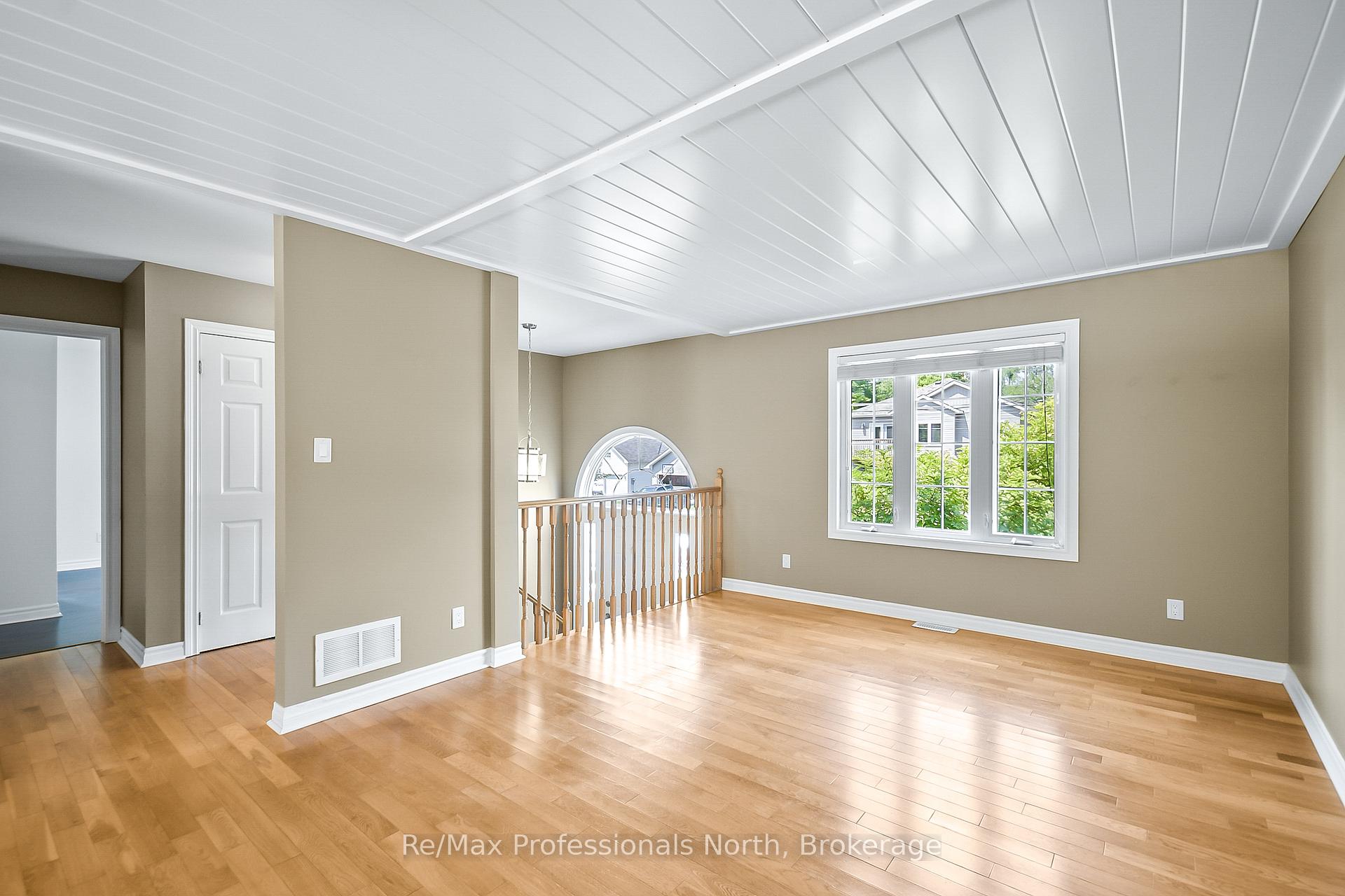 Photo 4 of 635 Wagner Street, Gravenhurst, Muskoka (S) — HOMEH