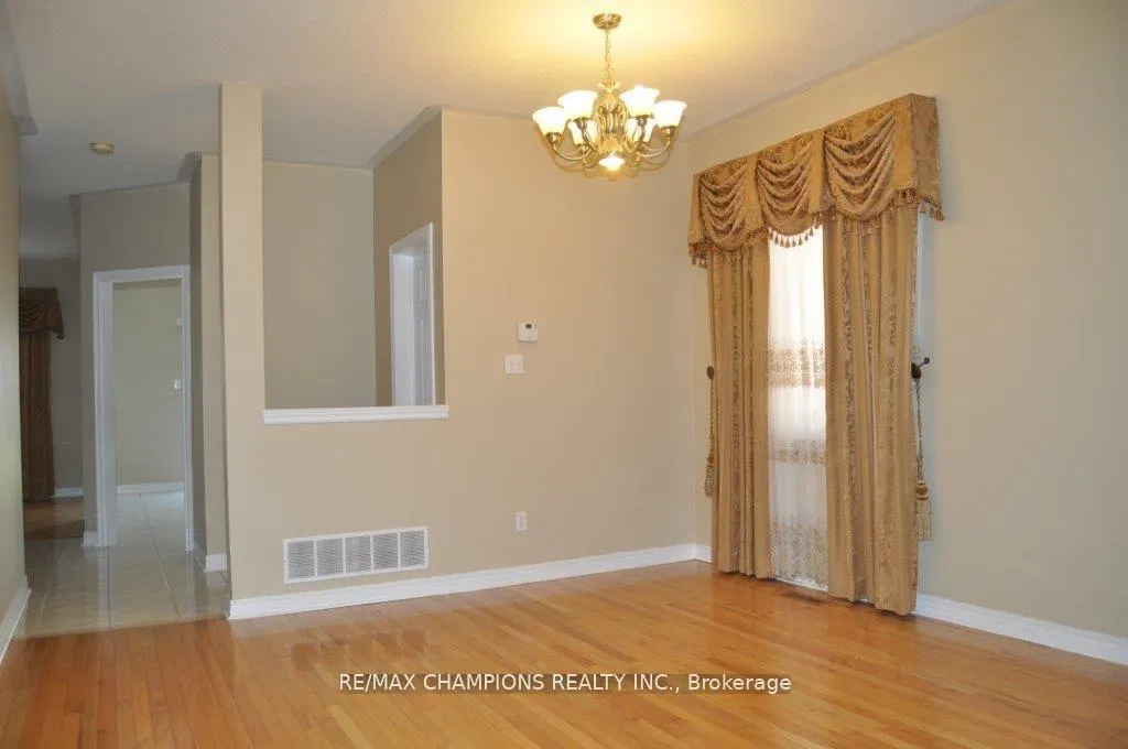 Photo 3 of 104 Masters Green Crescent, Brampton, Snelgrove — HOMEH