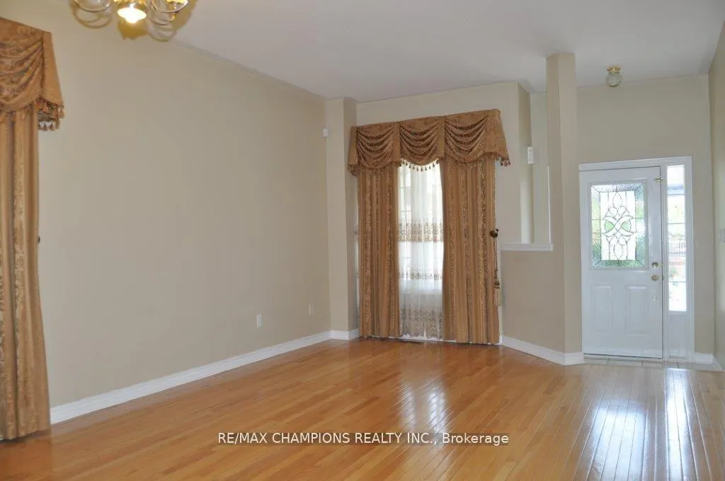 Photo 4 of 104 Masters Green Crescent, Brampton, Snelgrove — HOMEH