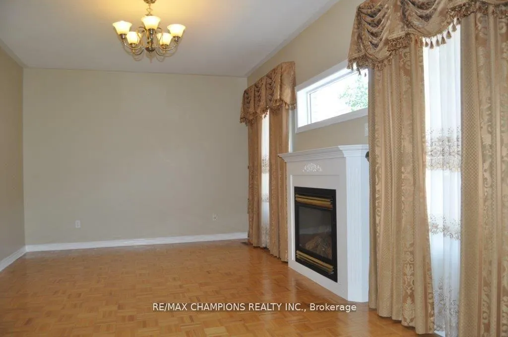 Photo 5 of 104 Masters Green Crescent, Brampton, Snelgrove — HOMEH