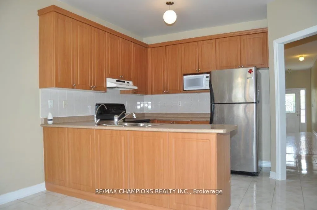 Photo 6 of 104 Masters Green Crescent, Brampton, Snelgrove — HOMEH