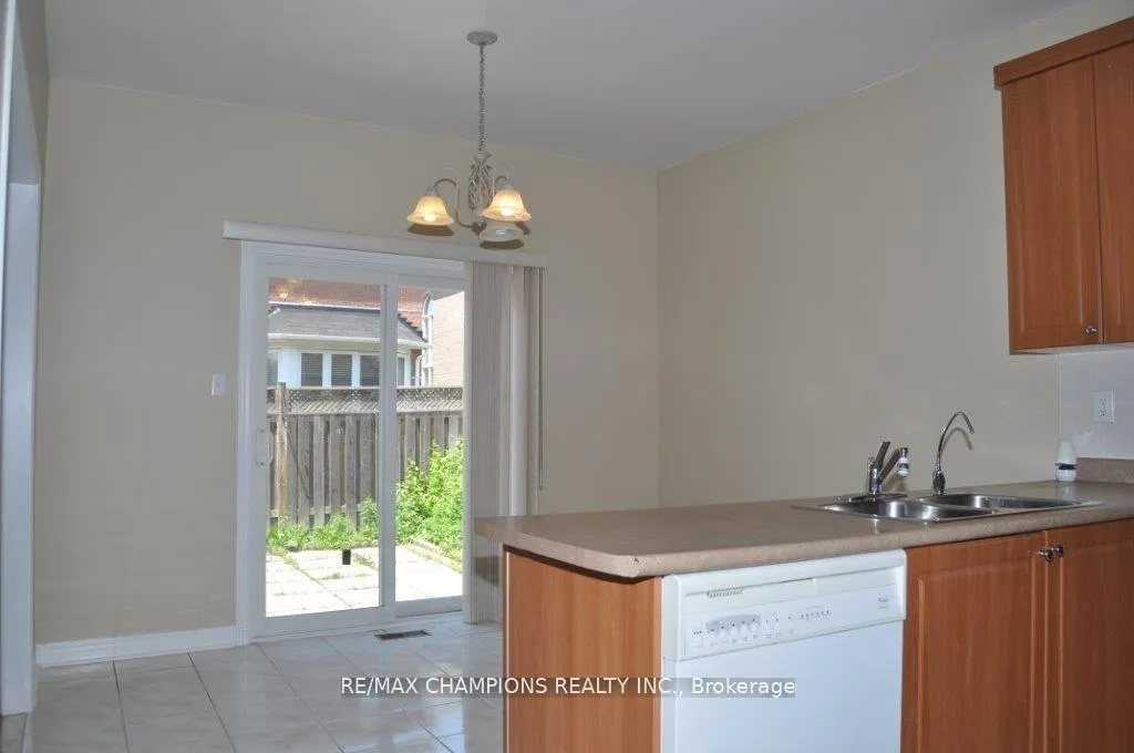 Photo 7 of 104 Masters Green Crescent, Brampton, Snelgrove — HOMEH