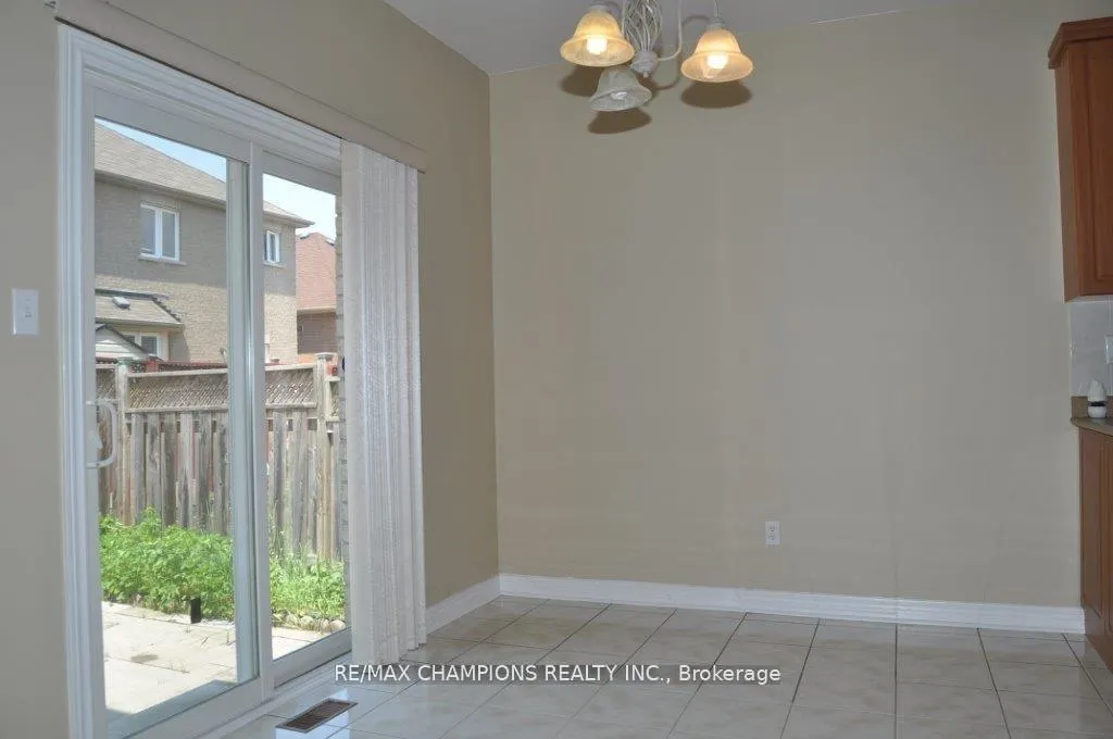 Photo 8 of 104 Masters Green Crescent, Brampton, Snelgrove — HOMEH