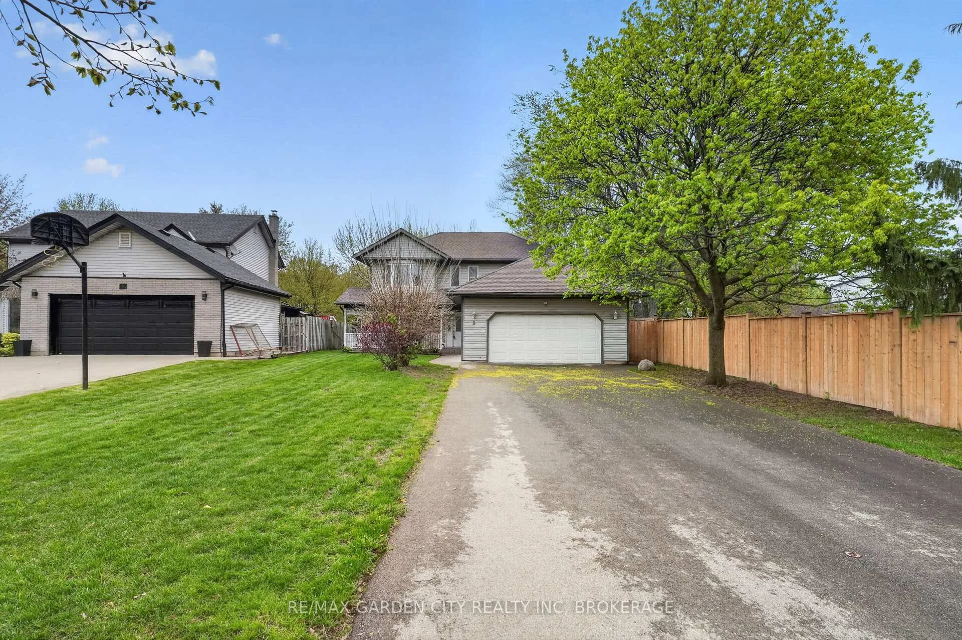 Photo 2 of 8 Christina Court, Welland, N. Welland — HOMEH