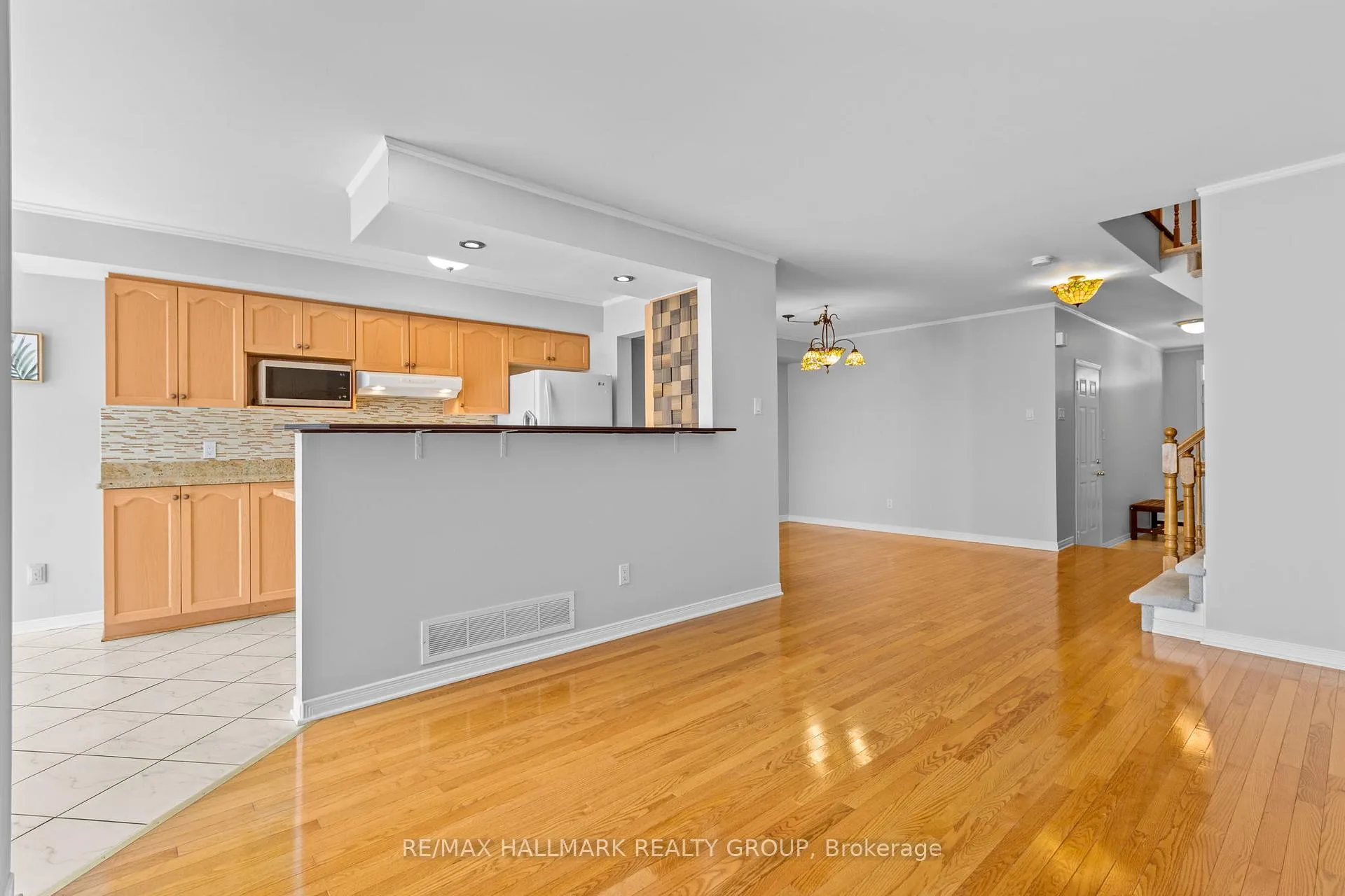 Photo 9 of 16 Maxton Private, Ottawa, Beacon Hill South — HOMEH