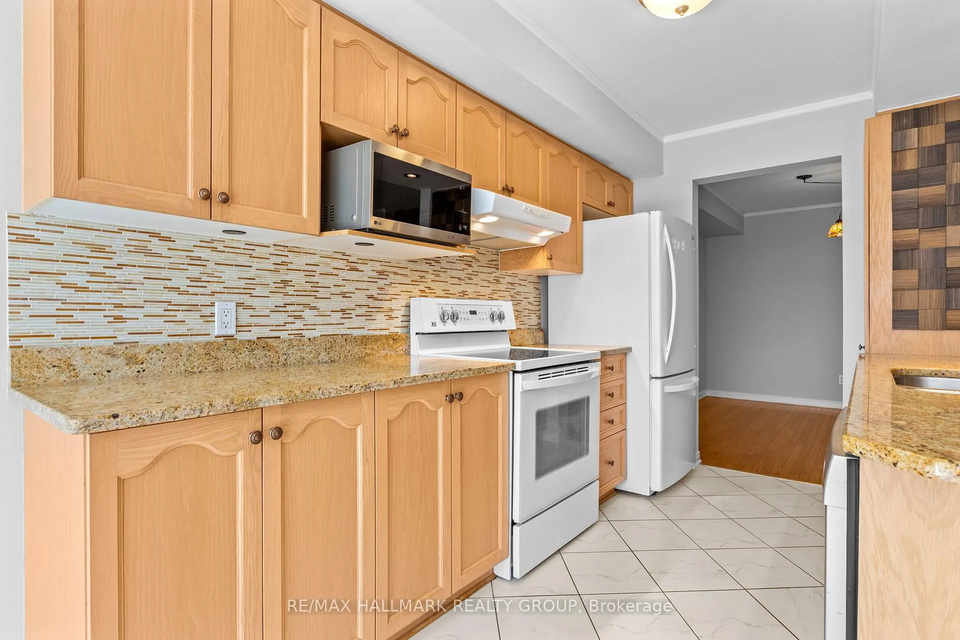 Photo 10 of 16 Maxton Private, Ottawa, Beacon Hill South — HOMEH