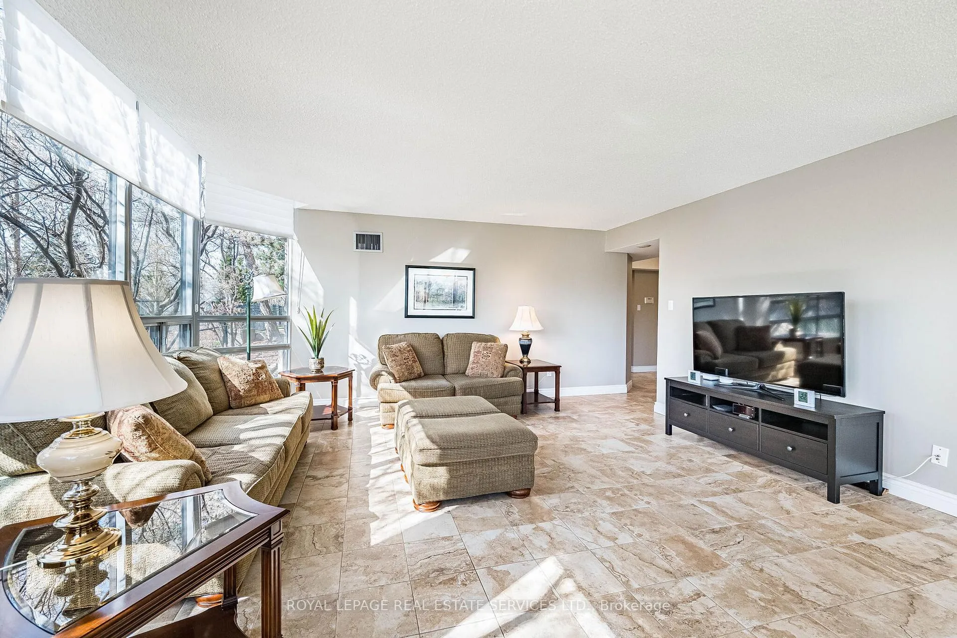 Photo 4 of Unit 102, 310 Mill Street S, Brampton, Brampton South — HOMEH