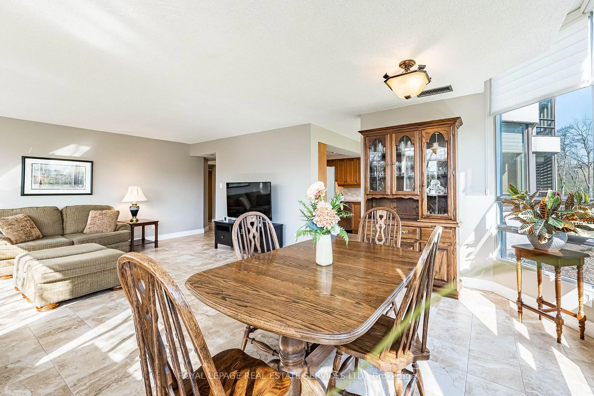 Photo 5 of Unit 102, 310 Mill Street S, Brampton, Brampton South — HOMEH