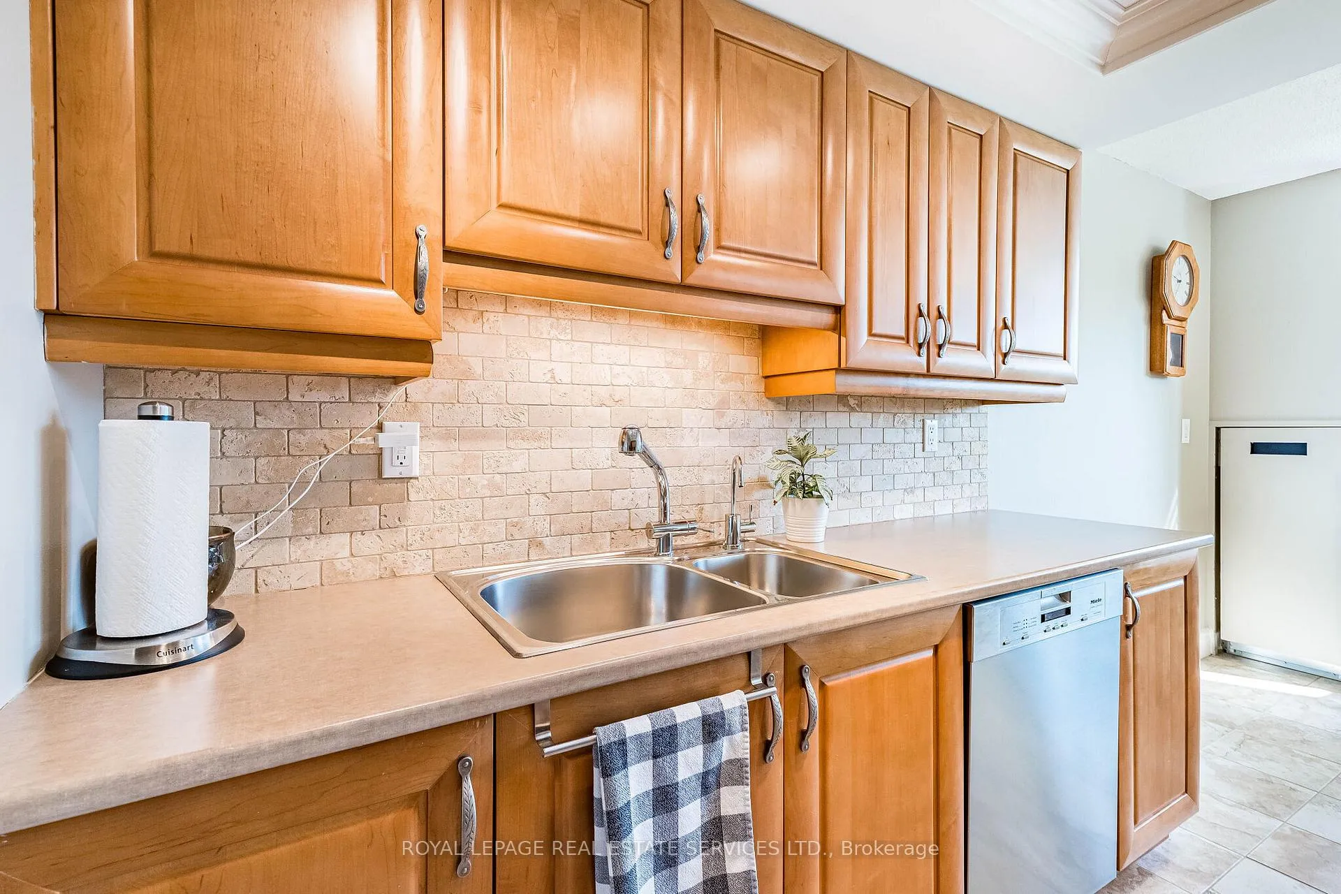 Photo 10 of Unit 102, 310 Mill Street S, Brampton, Brampton South — HOMEH