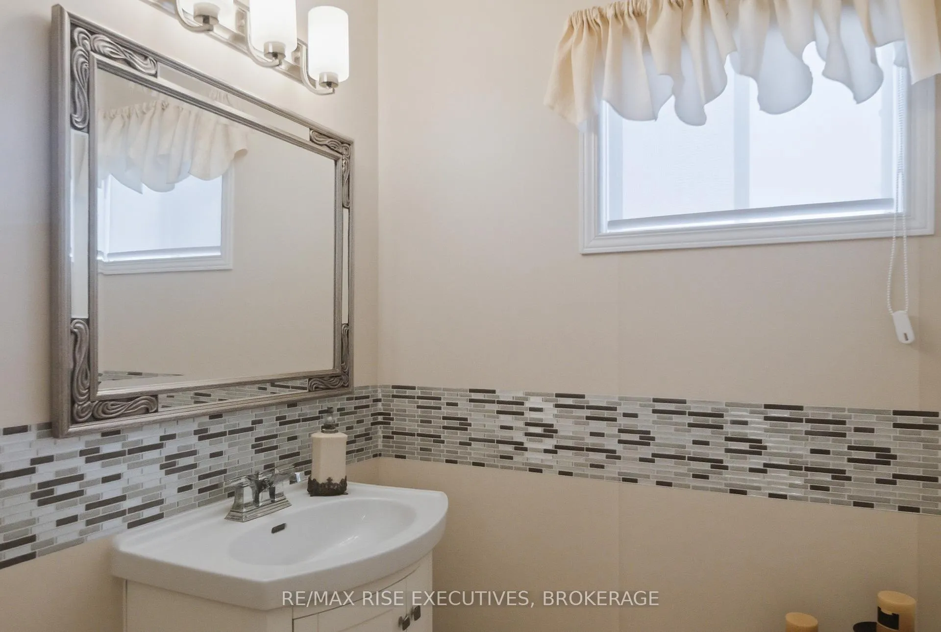 Photo 18 of 526 Canterbury Crescent, Kingston, City Southwest — HOMEH