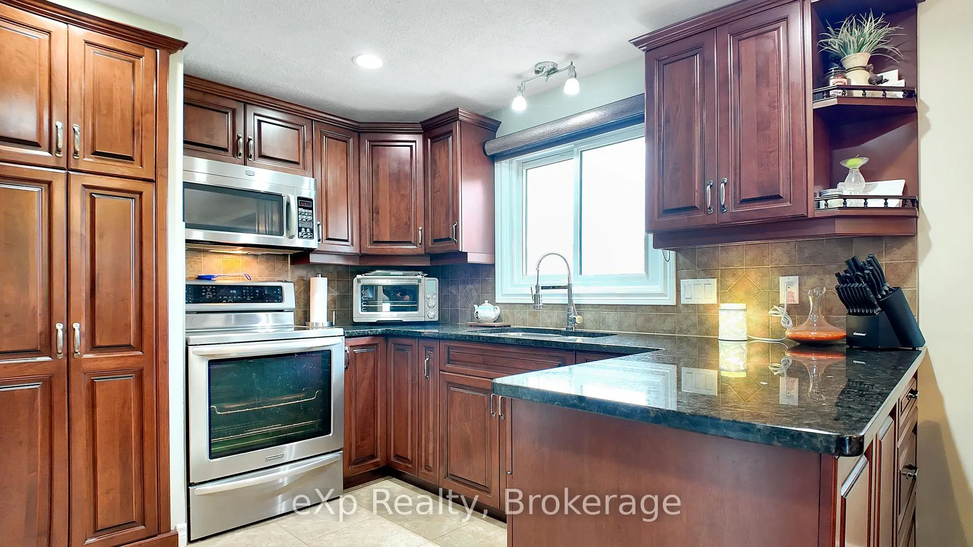 Photo 7 of 12 Karin Crescent, Brockton — HOMEH