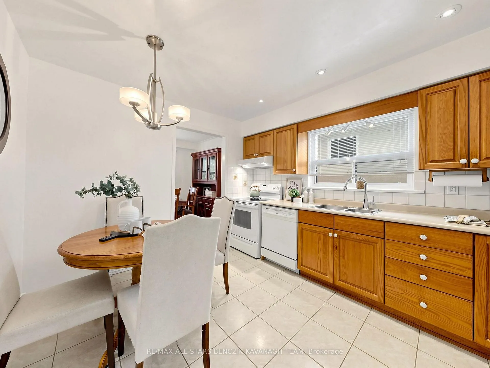 Photo 9 of 32 Pringle Avenue, Markham, Markham Village — HOMEH