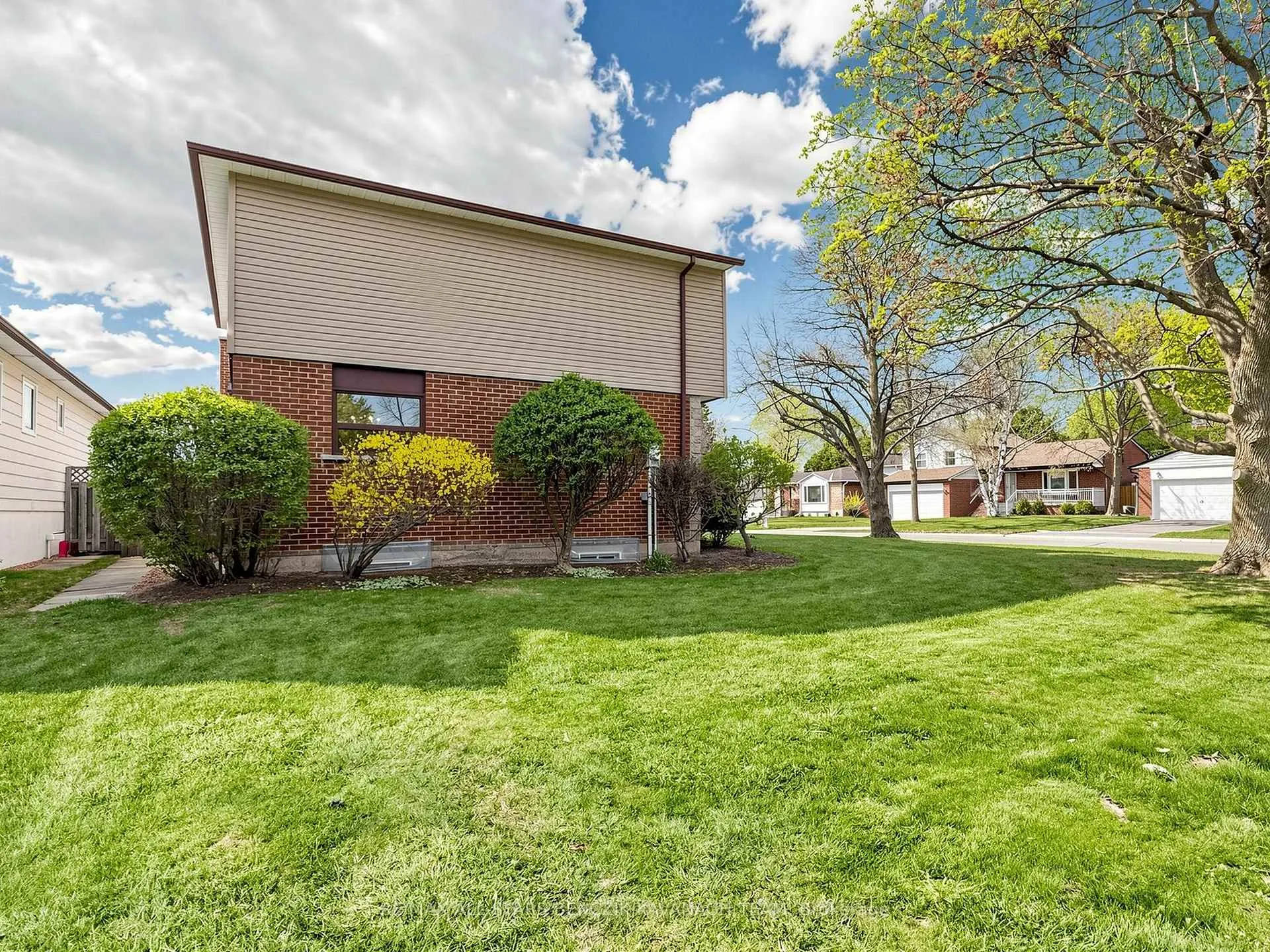 Photo 24 of 32 Pringle Avenue, Markham, Markham Village — HOMEH
