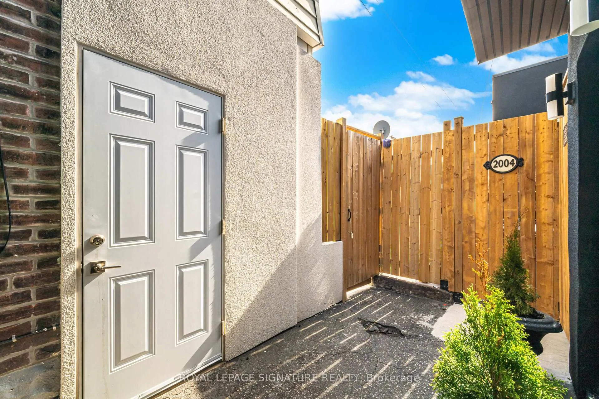 Photo 6 of Unit 2, 2000 Dufferin Street, Toronto, Caledonia-Fairbank — HOMEH