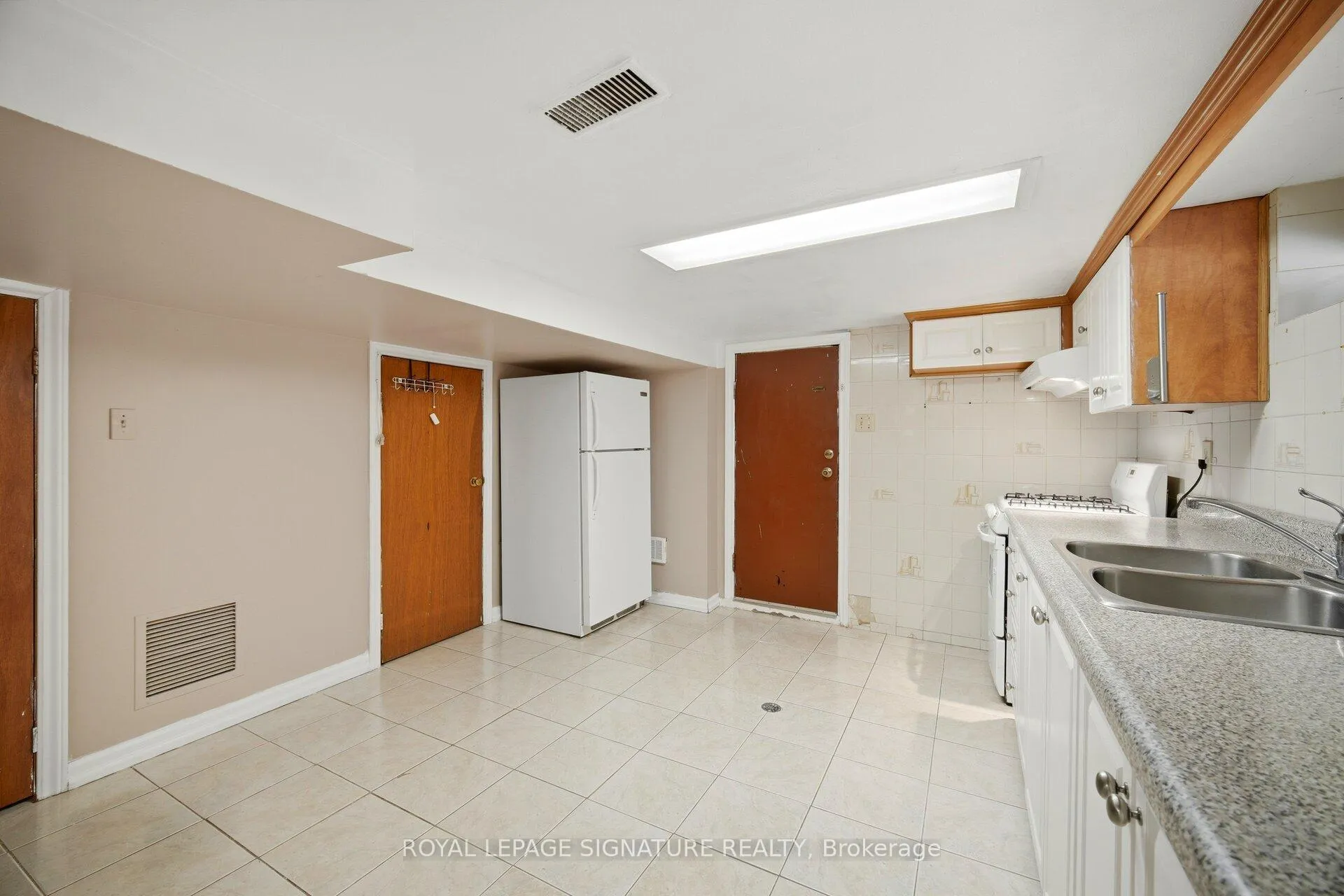 Photo 12 of Unit 2, 2000 Dufferin Street, Toronto, Caledonia-Fairbank — HOMEH