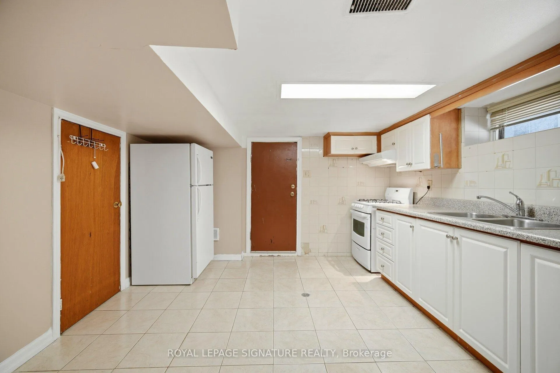 Photo 13 of Unit 2, 2000 Dufferin Street, Toronto, Caledonia-Fairbank — HOMEH