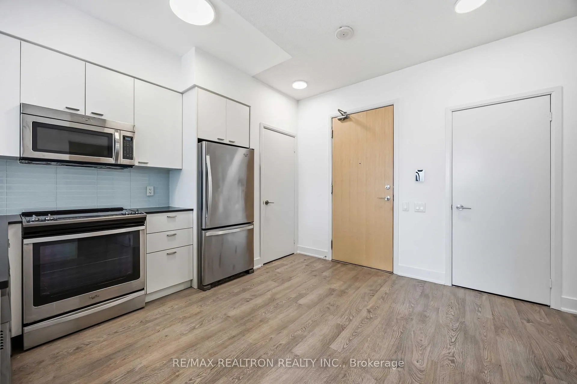 Photo 2 of Unit 1501, 30 Roehampton Avenue, Toronto, Mount Pleasant West — HOMEH