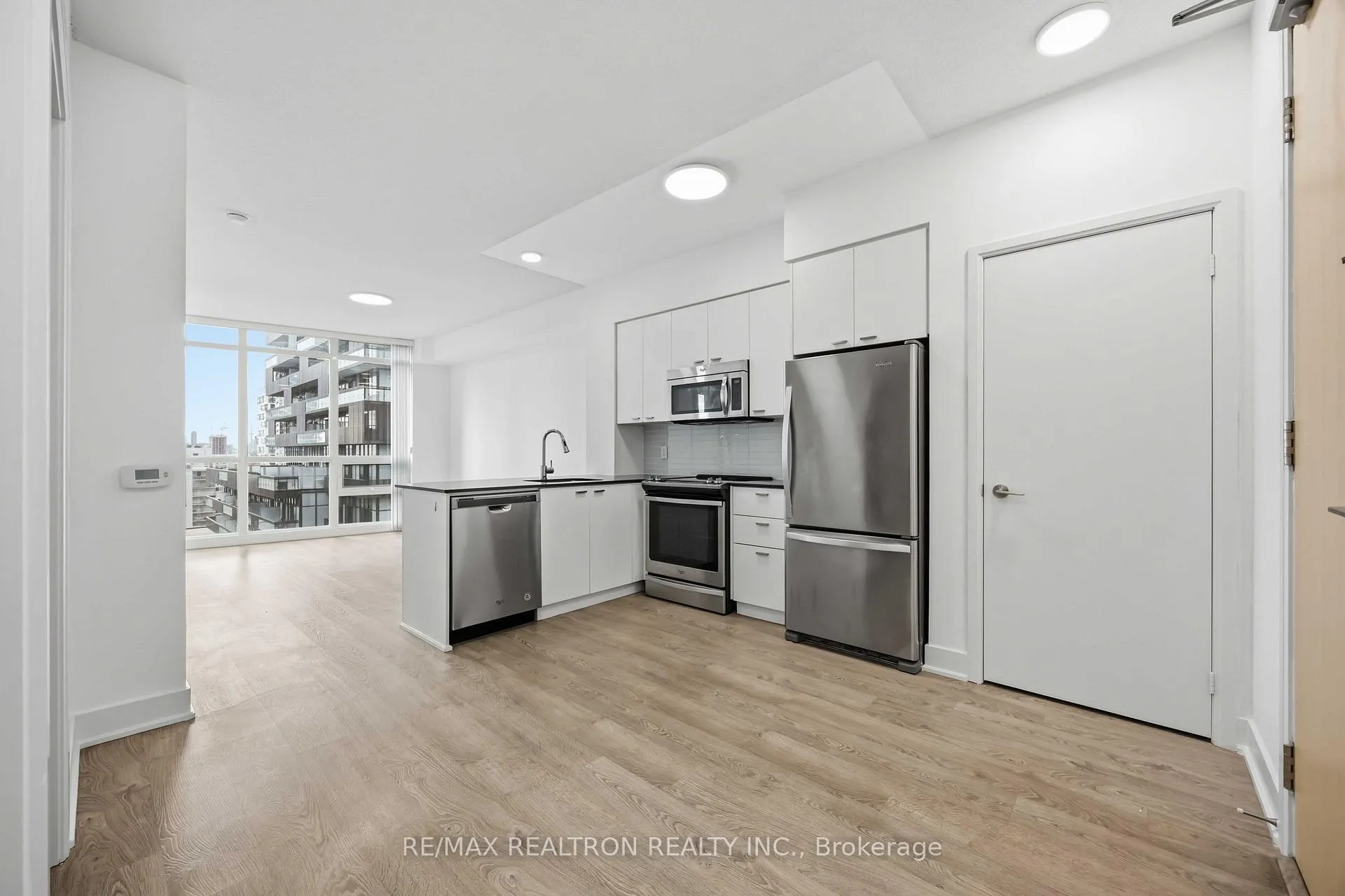 Photo 3 of Unit 1501, 30 Roehampton Avenue, Toronto, Mount Pleasant West — HOMEH