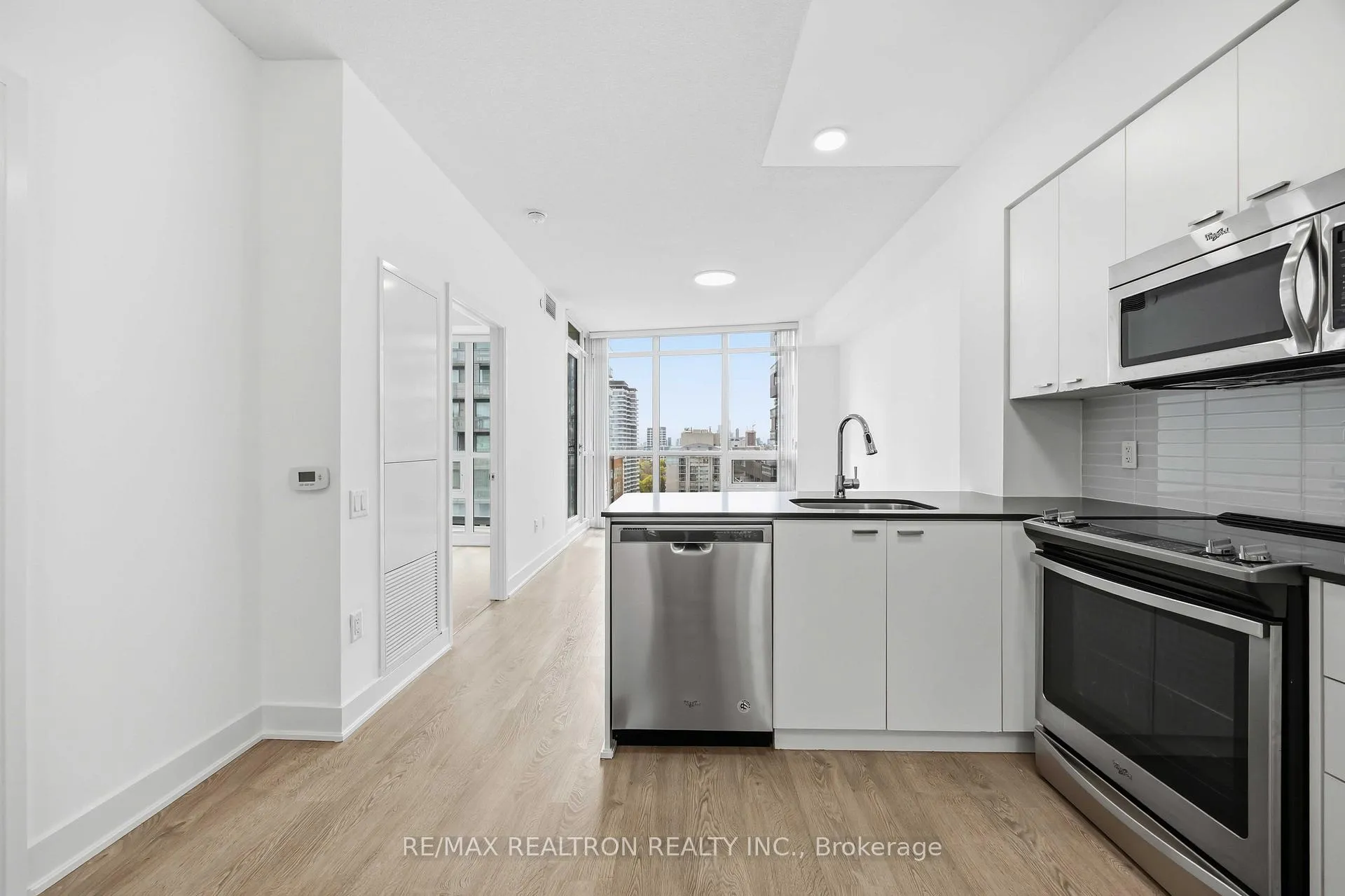 Photo 4 of Unit 1501, 30 Roehampton Avenue, Toronto, Mount Pleasant West — HOMEH