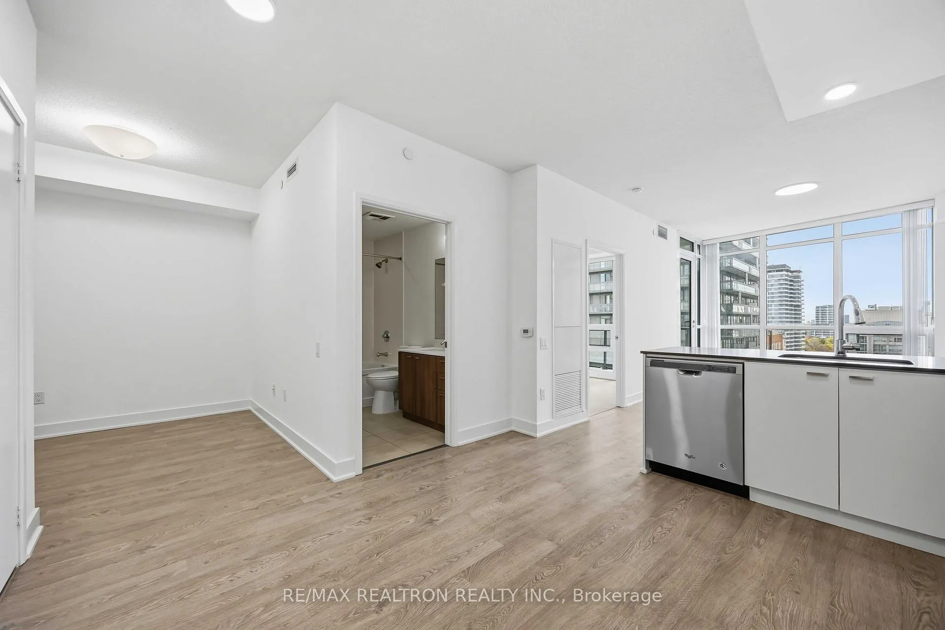 Photo 5 of Unit 1501, 30 Roehampton Avenue, Toronto, Mount Pleasant West — HOMEH