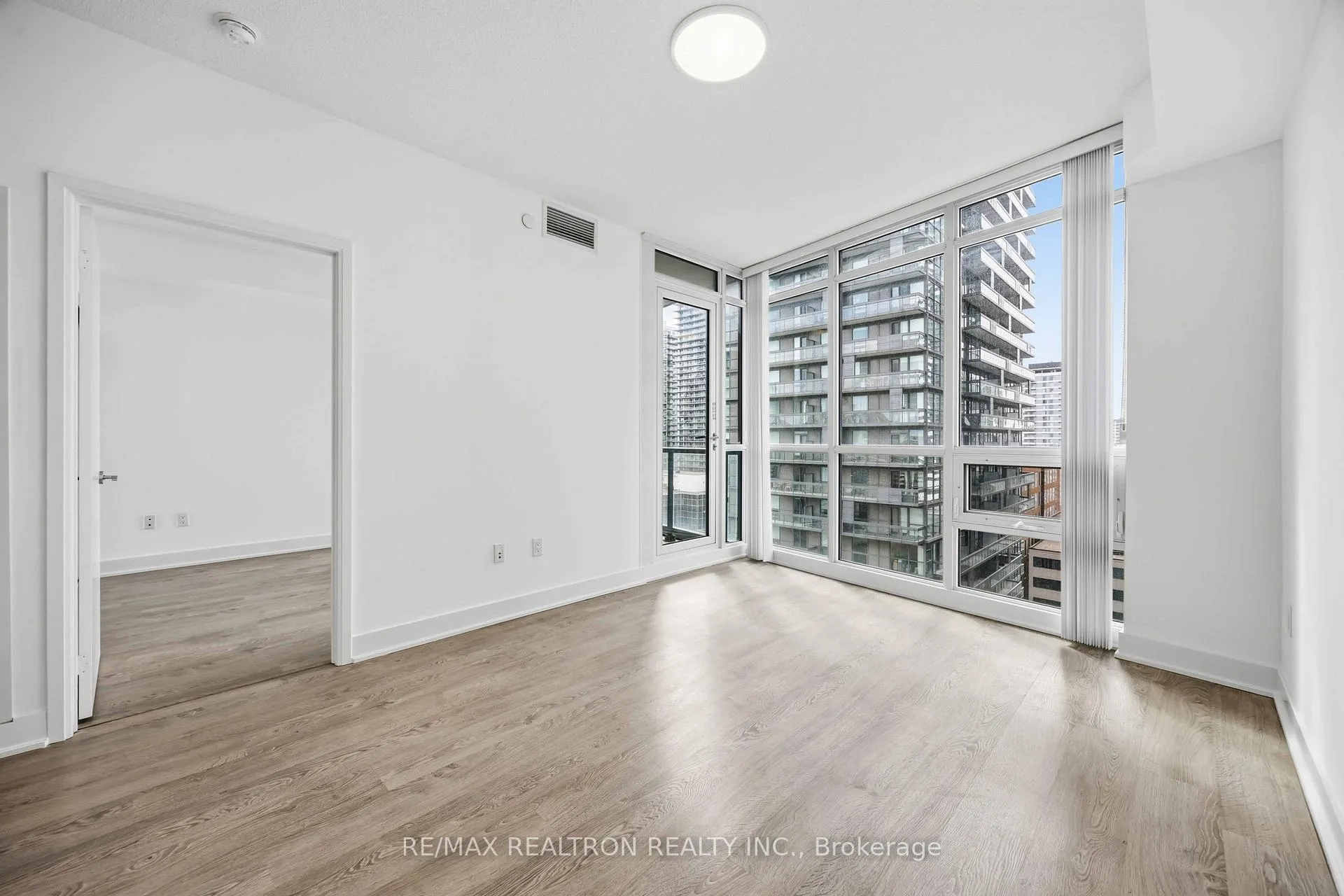 Photo 10 of Unit 1501, 30 Roehampton Avenue, Toronto, Mount Pleasant West — HOMEH