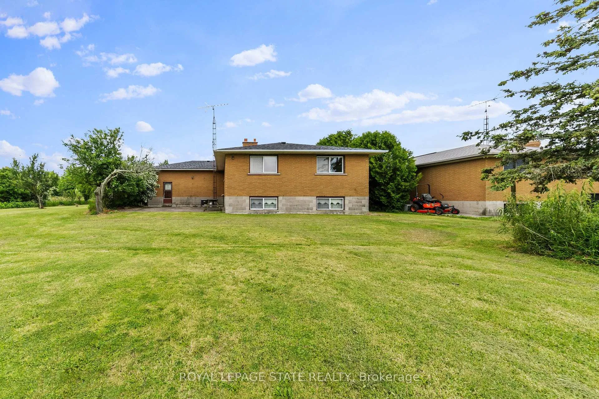 Photo 19 of 240 Mud Street W, Grimsby, Grimsby Escarpment — HOMEH