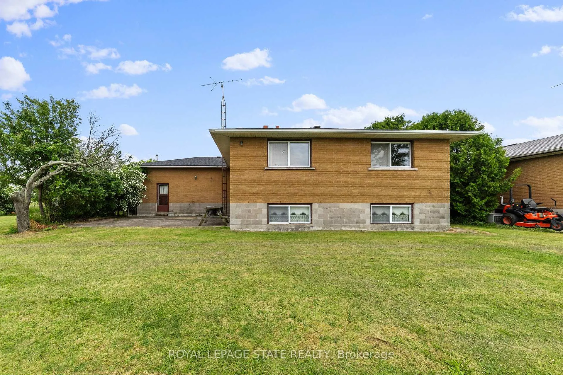 Photo 20 of 240 Mud Street W, Grimsby, Grimsby Escarpment — HOMEH