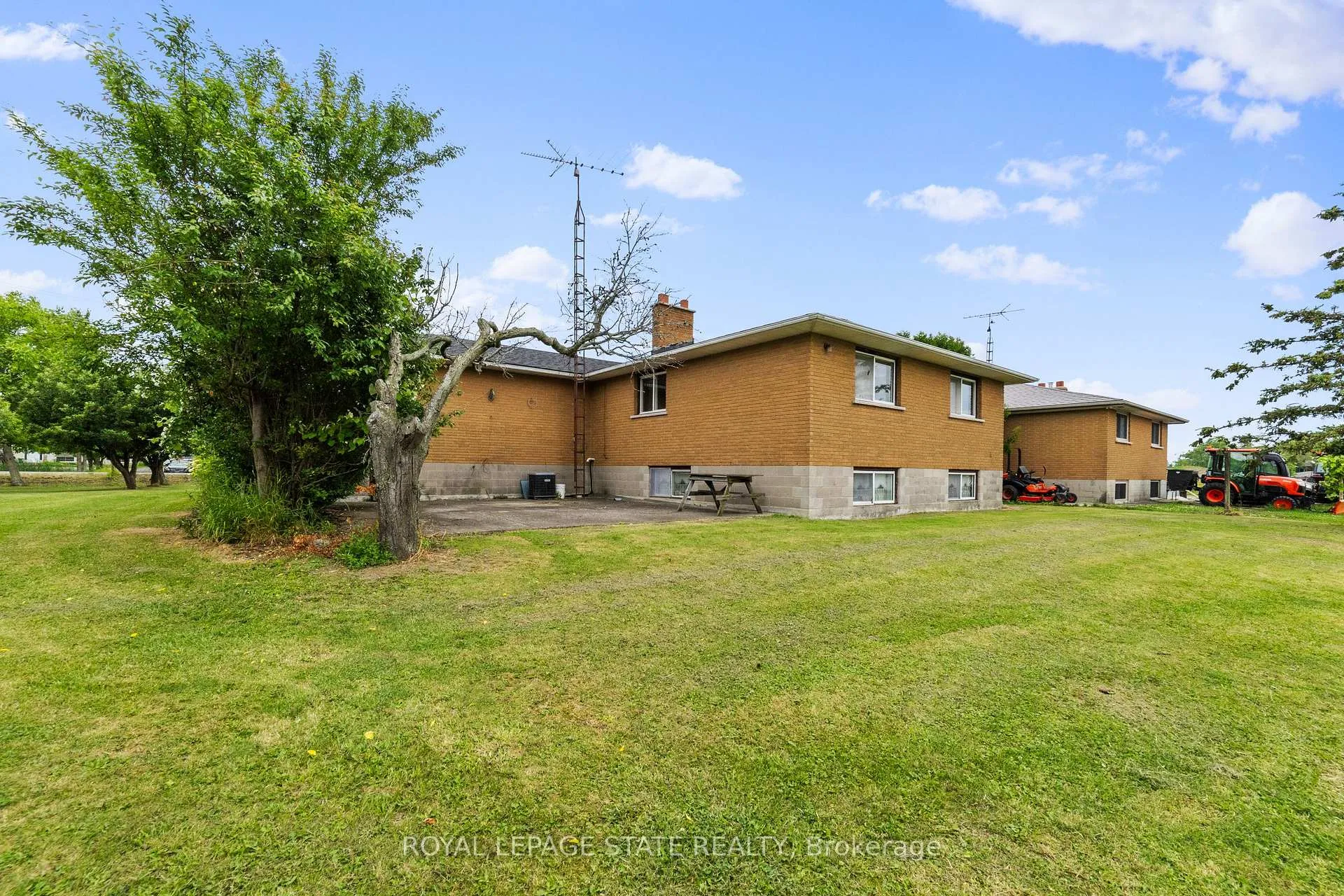 Photo 21 of 240 Mud Street W, Grimsby, Grimsby Escarpment — HOMEH