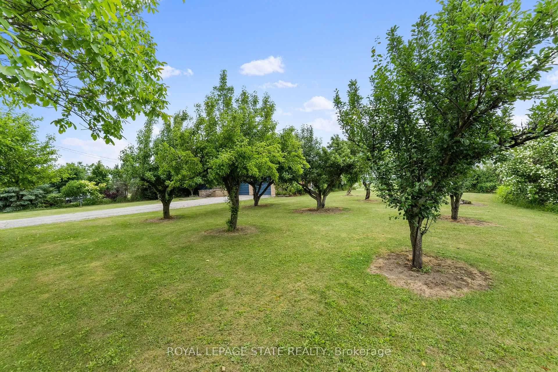 Photo 22 of 240 Mud Street W, Grimsby, Grimsby Escarpment — HOMEH