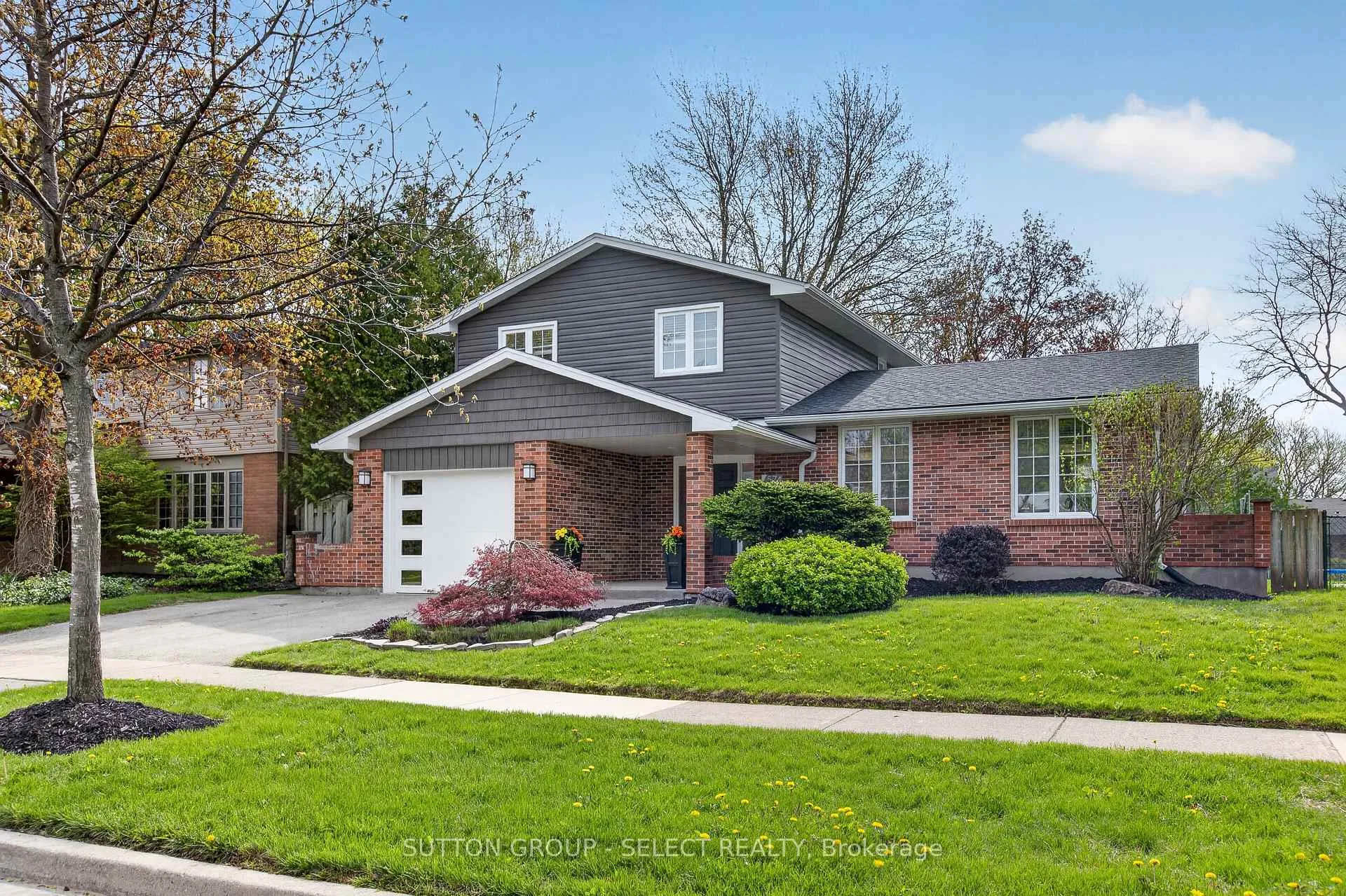 Front of 574 Cranbrook Road S