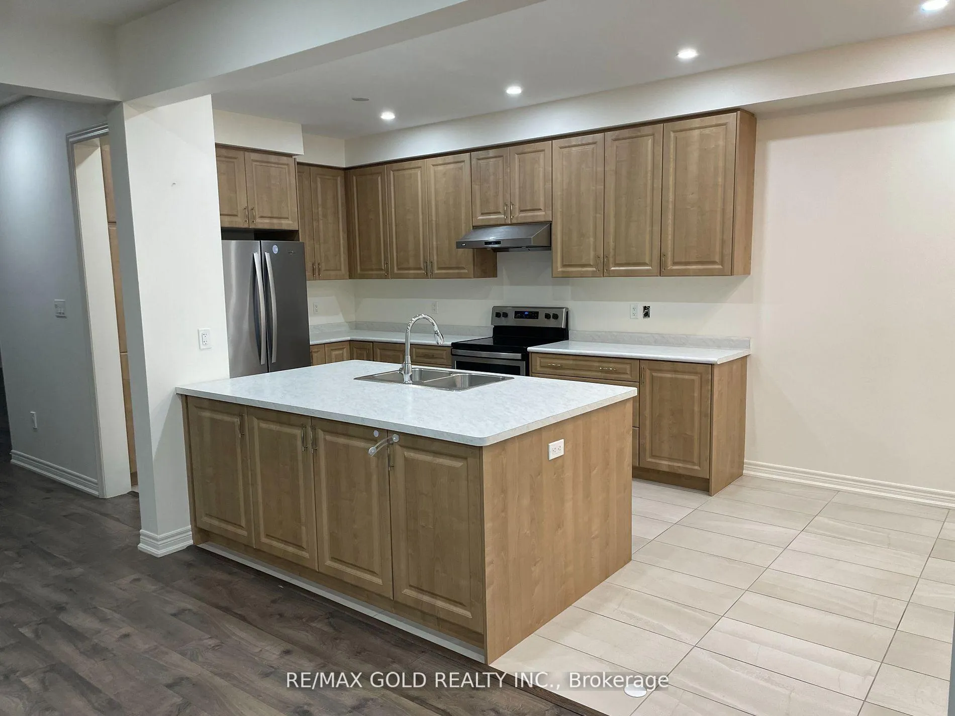 Photo 3 of 35 Riverwalk Drive, Hamilton, Waterdown — HOMEH