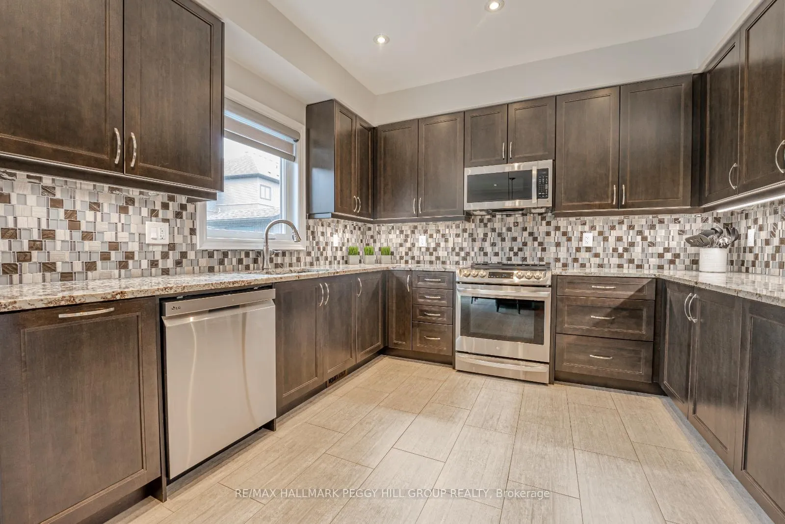 Photo 3 of 41 Landscape Drive, Oro-Medonte, Horseshoe Valley — HOMEH