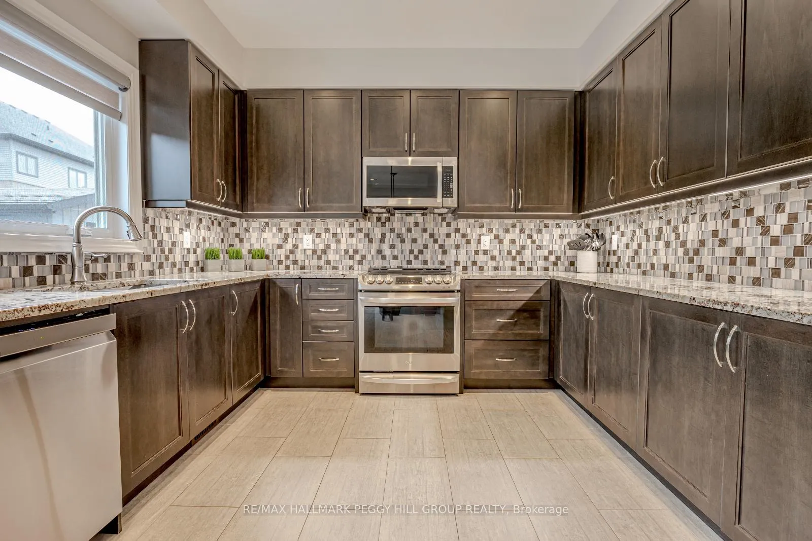 Photo 4 of 41 Landscape Drive, Oro-Medonte, Horseshoe Valley — HOMEH