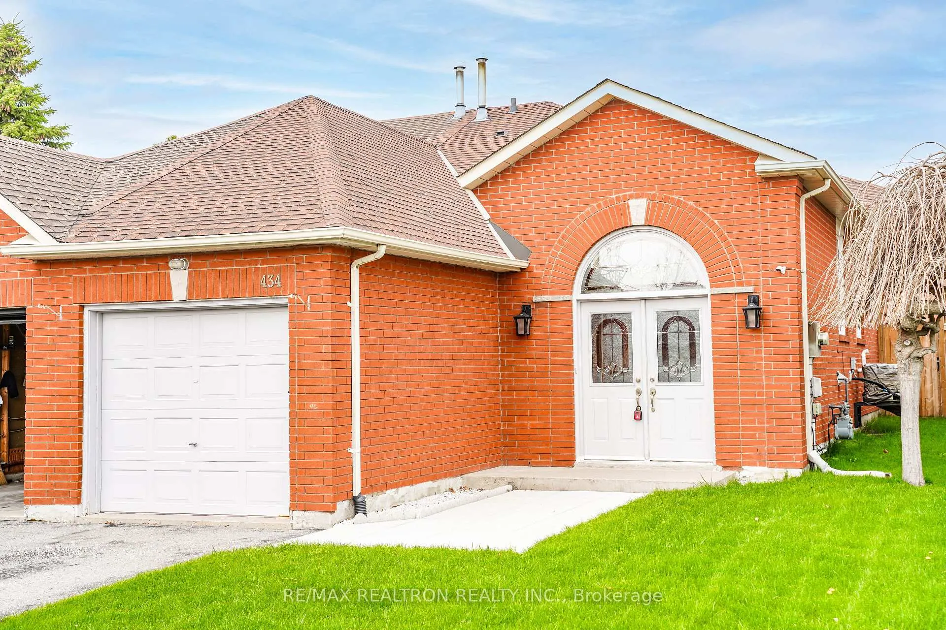 Photo 2 of 434 Stonegate Avenue, Oshawa, Samac — HOMEH