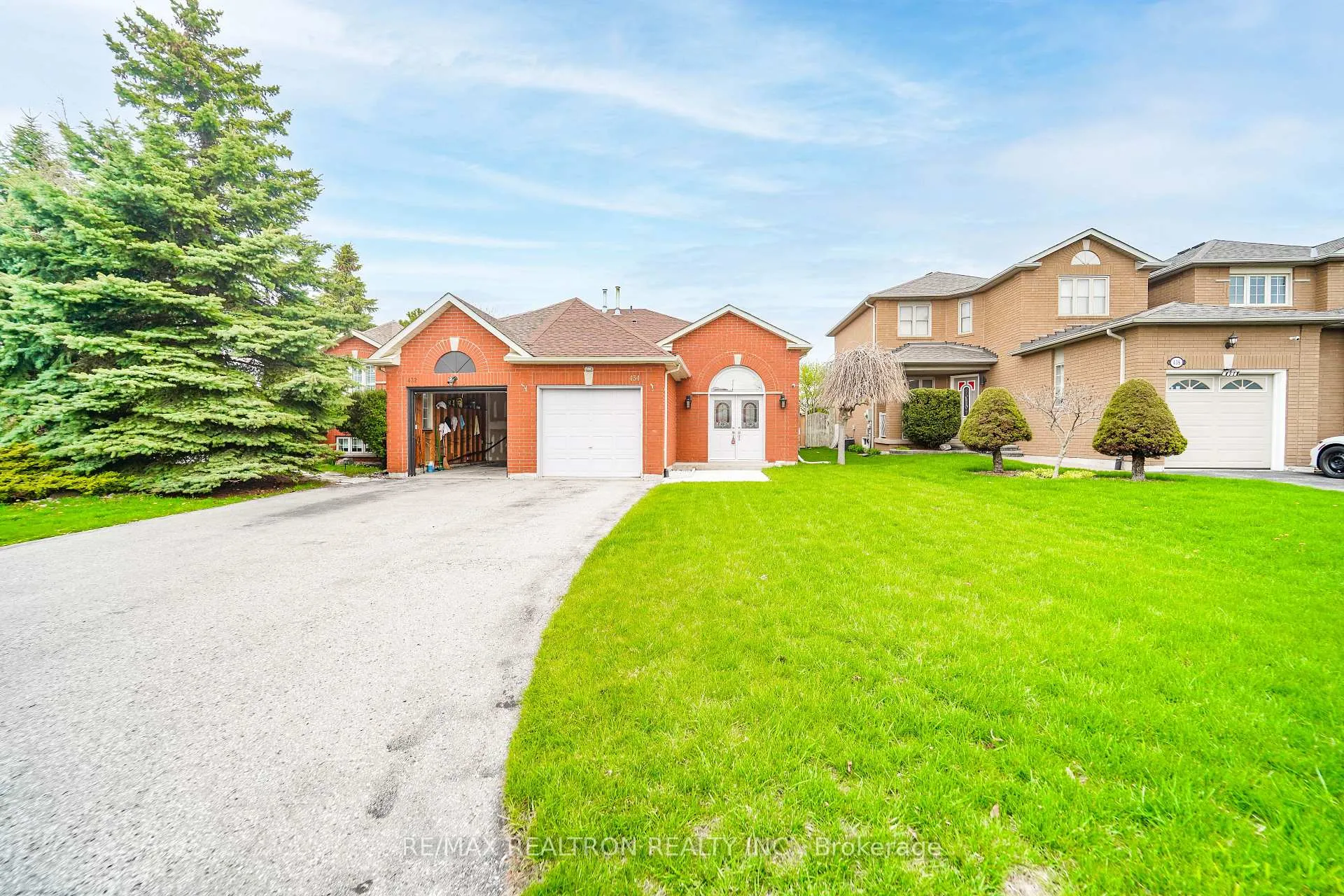 Photo 3 of 434 Stonegate Avenue, Oshawa, Samac — HOMEH