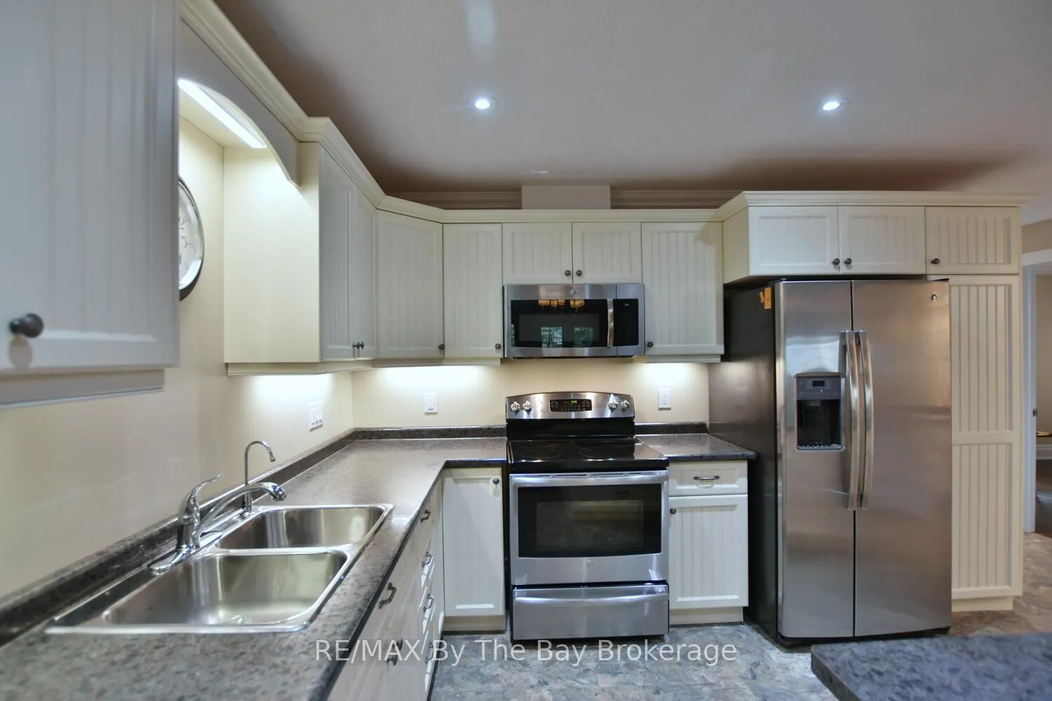 Photo 8 of 50 Clover Crescent, Wasaga Beach — HOMEH