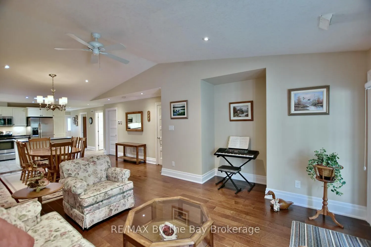 Photo 10 of 50 Clover Crescent, Wasaga Beach — HOMEH