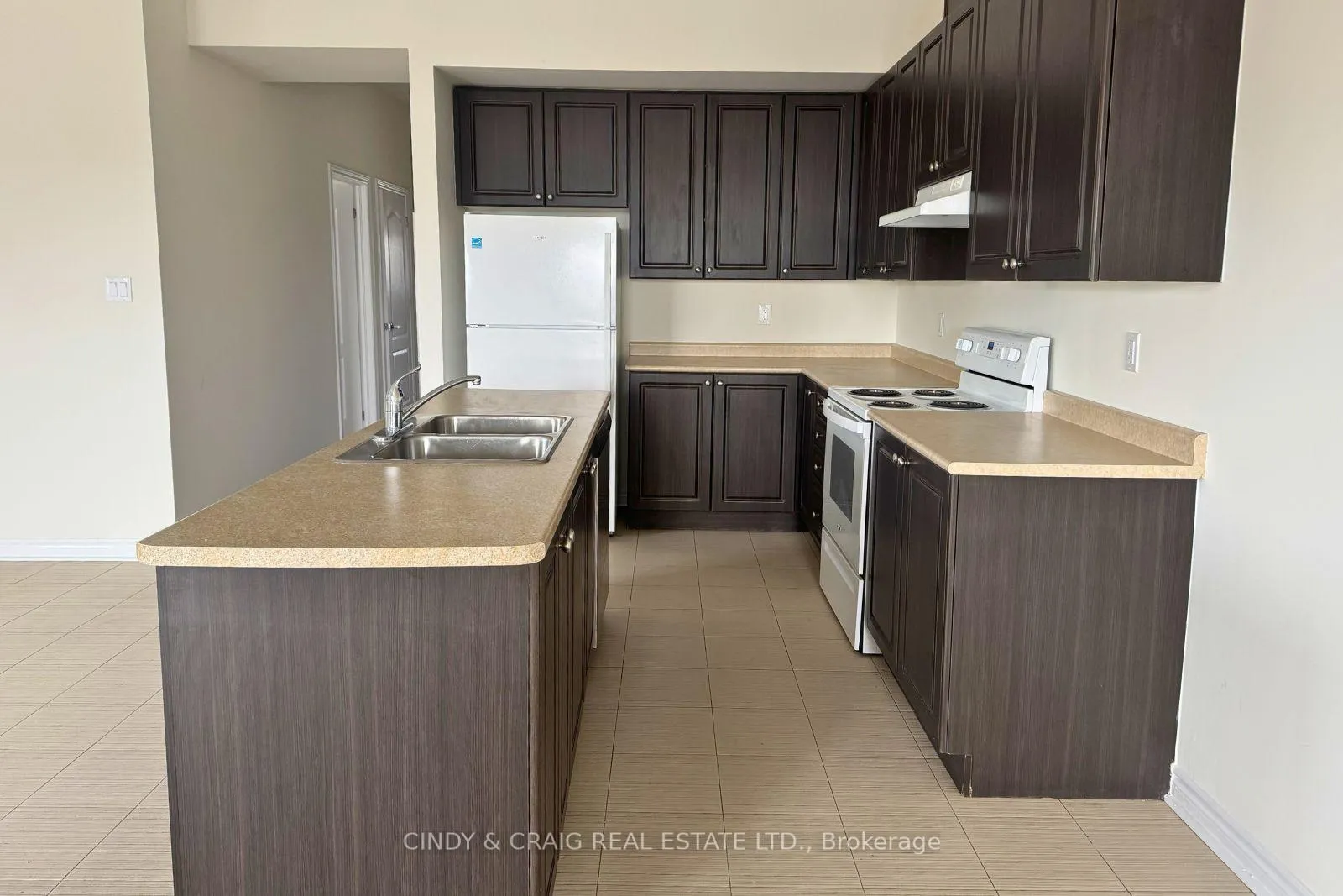 Photo 2 of Unit 9, 15 Rosswell Drive, Clarington, Courtice — HOMEH