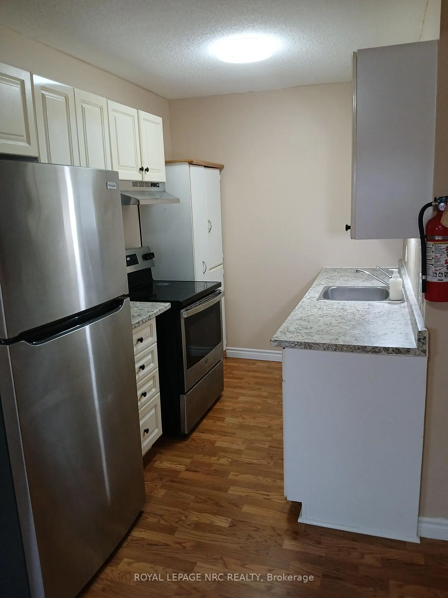 Photo 4 of Unit B, 5583 Ontario Avenue, Niagara Falls, Downtown — HOMEH