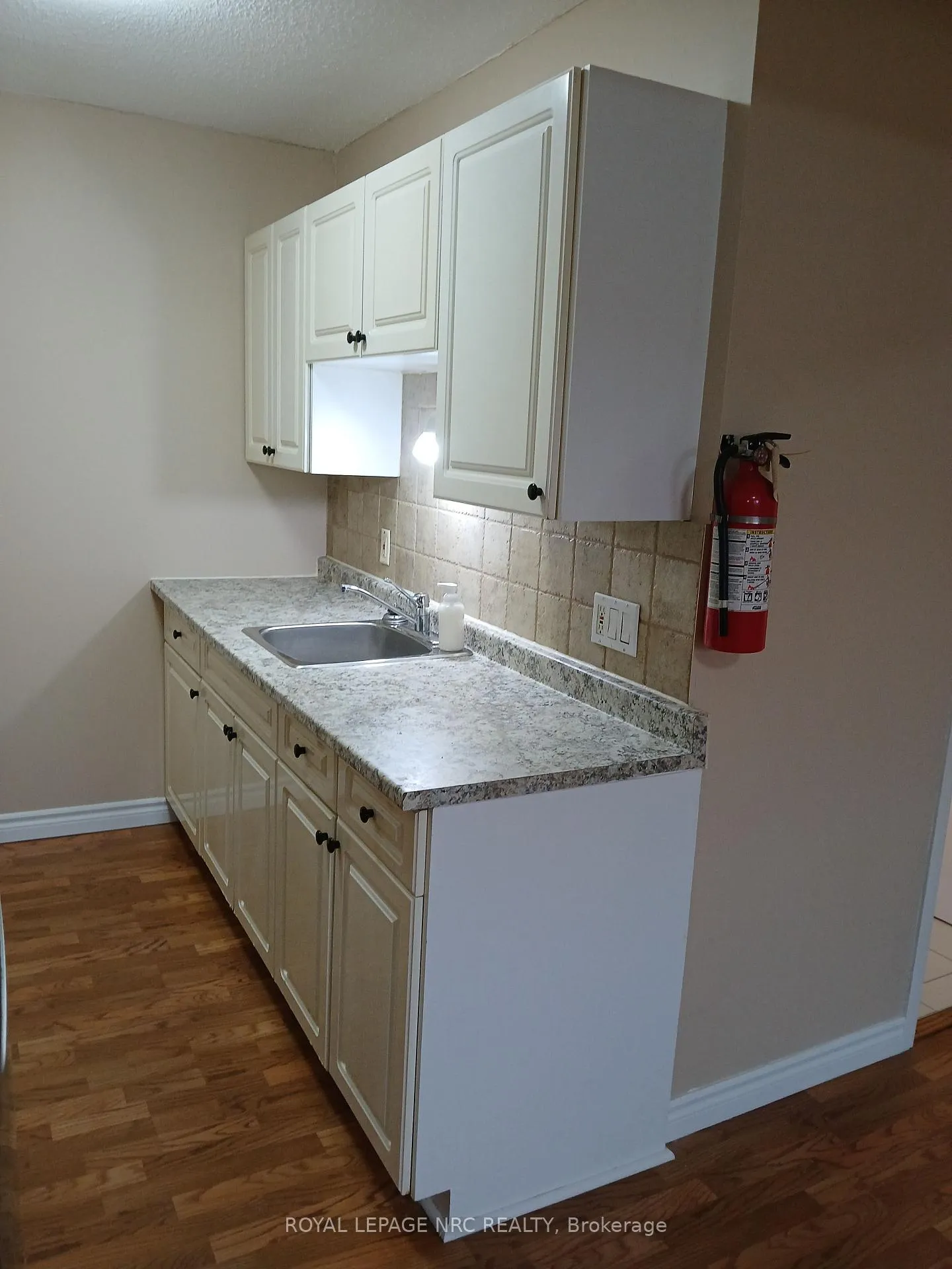 Photo 5 of Unit B, 5583 Ontario Avenue, Niagara Falls, Downtown — HOMEH