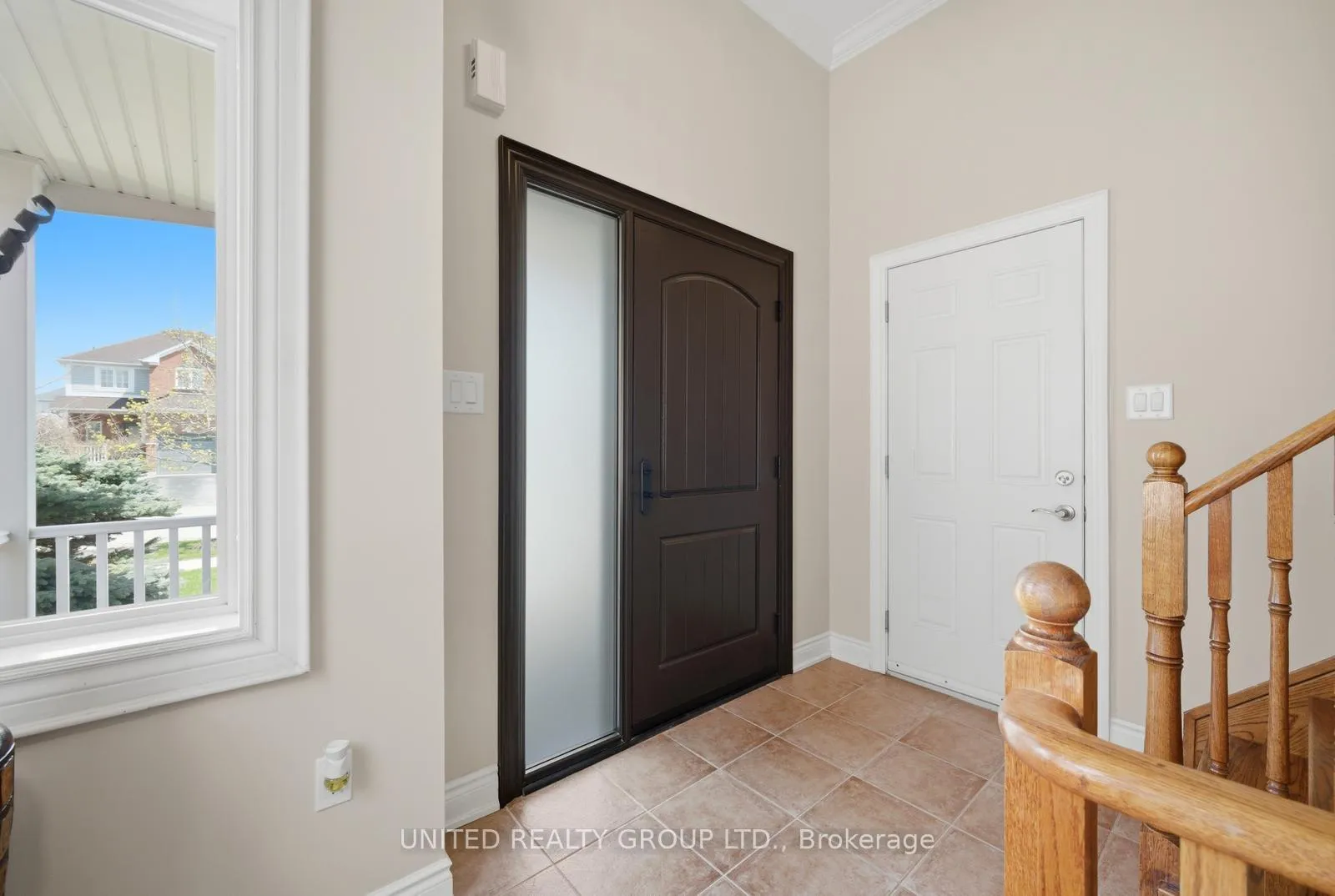Photo 4 of 14 Tudor Crescent, Barrie, Innis-Shore — HOMEH