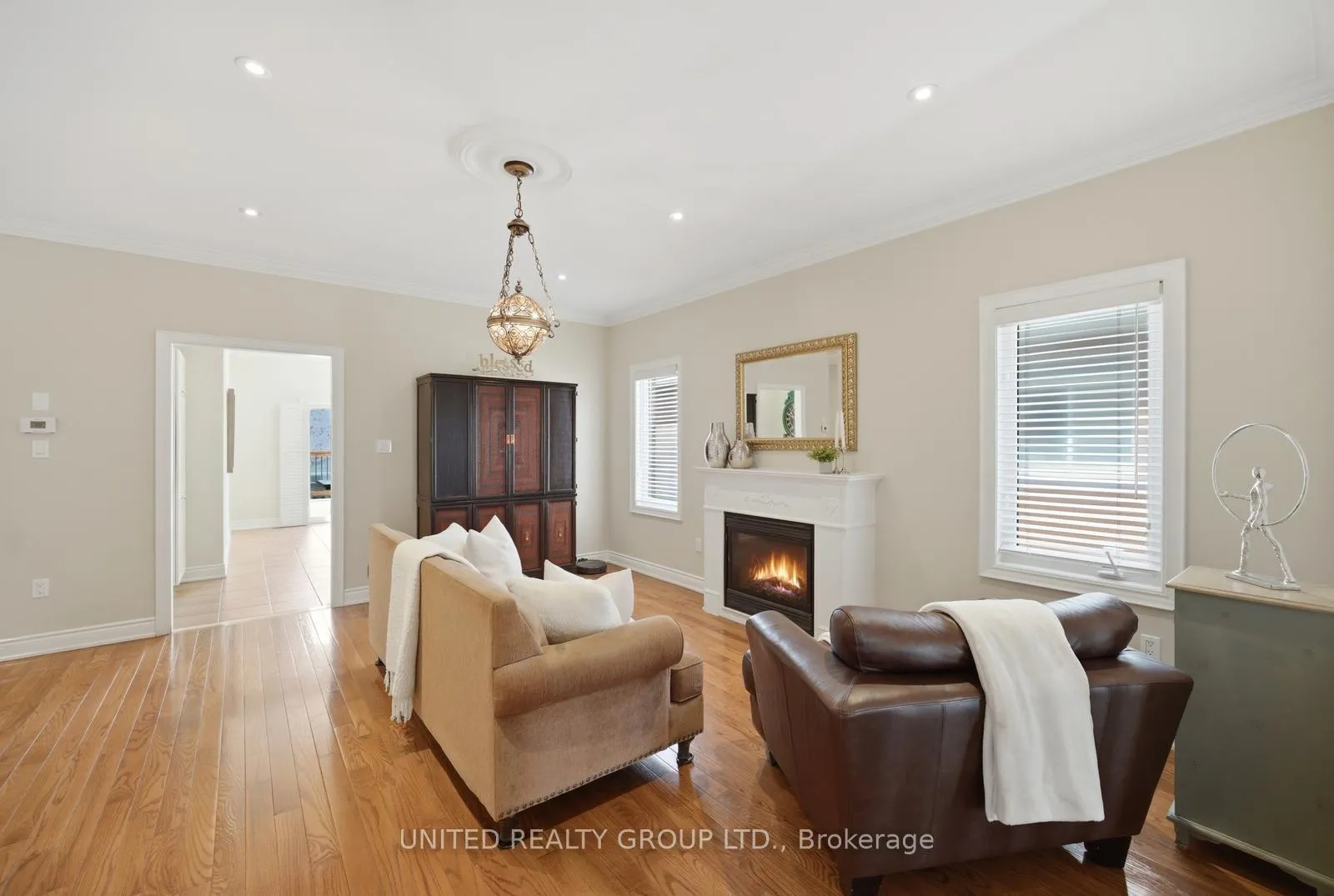 Photo 5 of 14 Tudor Crescent, Barrie, Innis-Shore — HOMEH