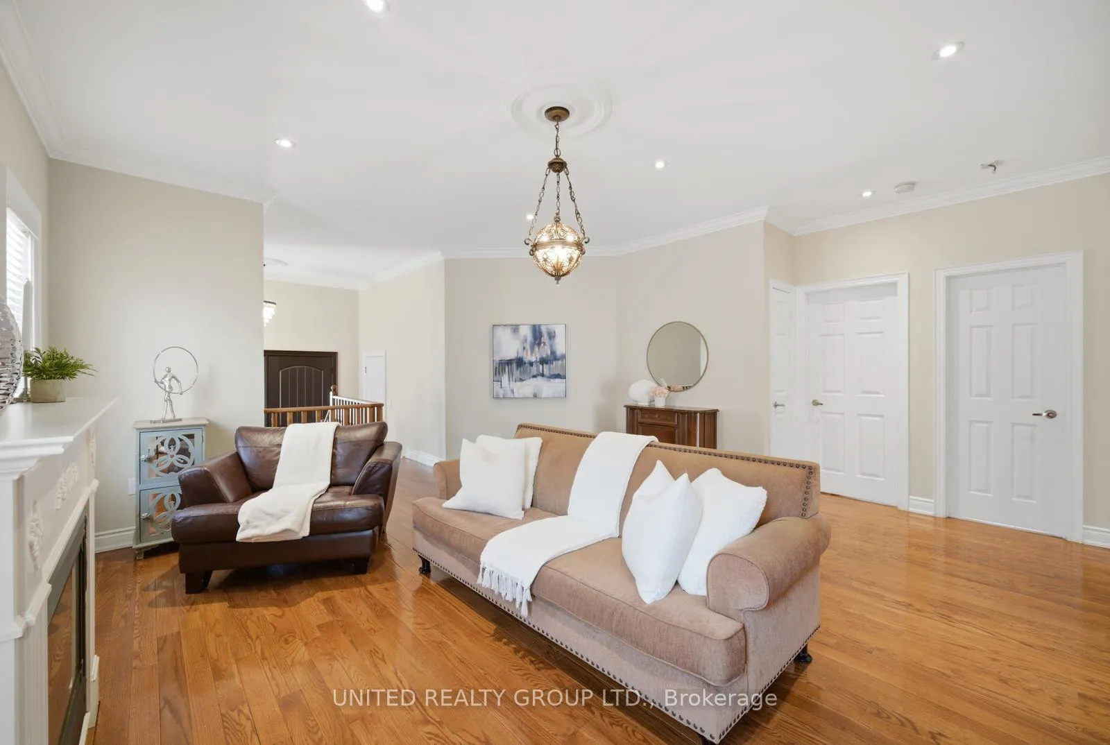 Photo 7 of 14 Tudor Crescent, Barrie, Innis-Shore — HOMEH