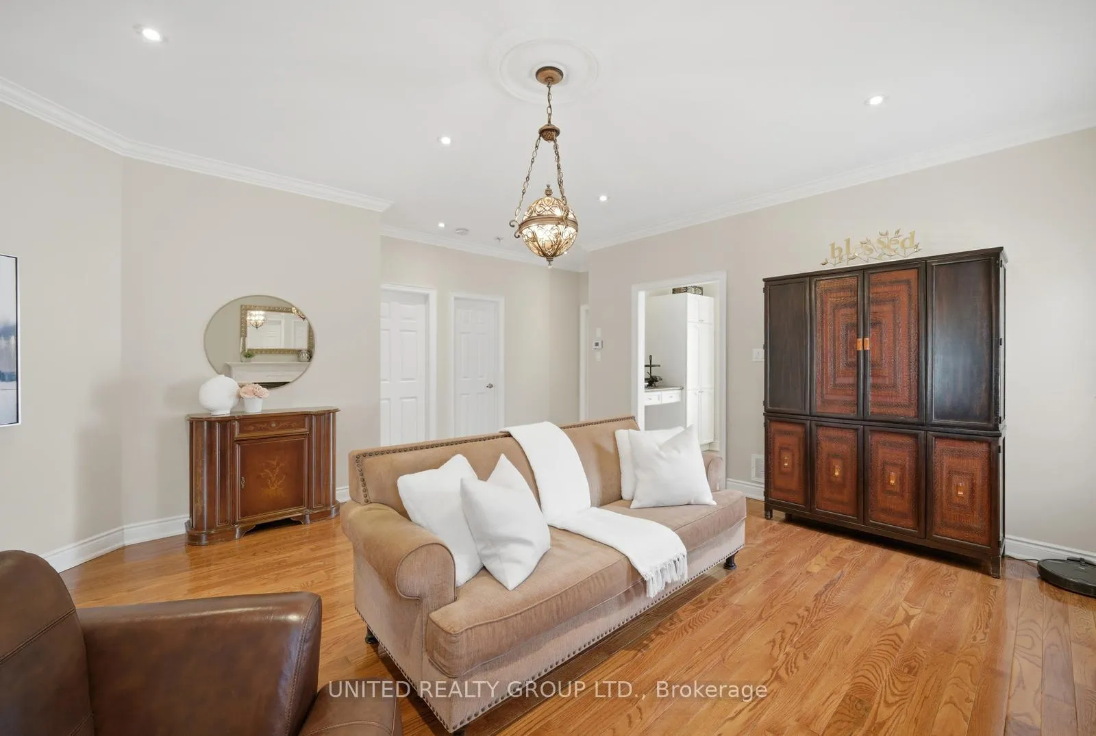 Photo 8 of 14 Tudor Crescent, Barrie, Innis-Shore — HOMEH