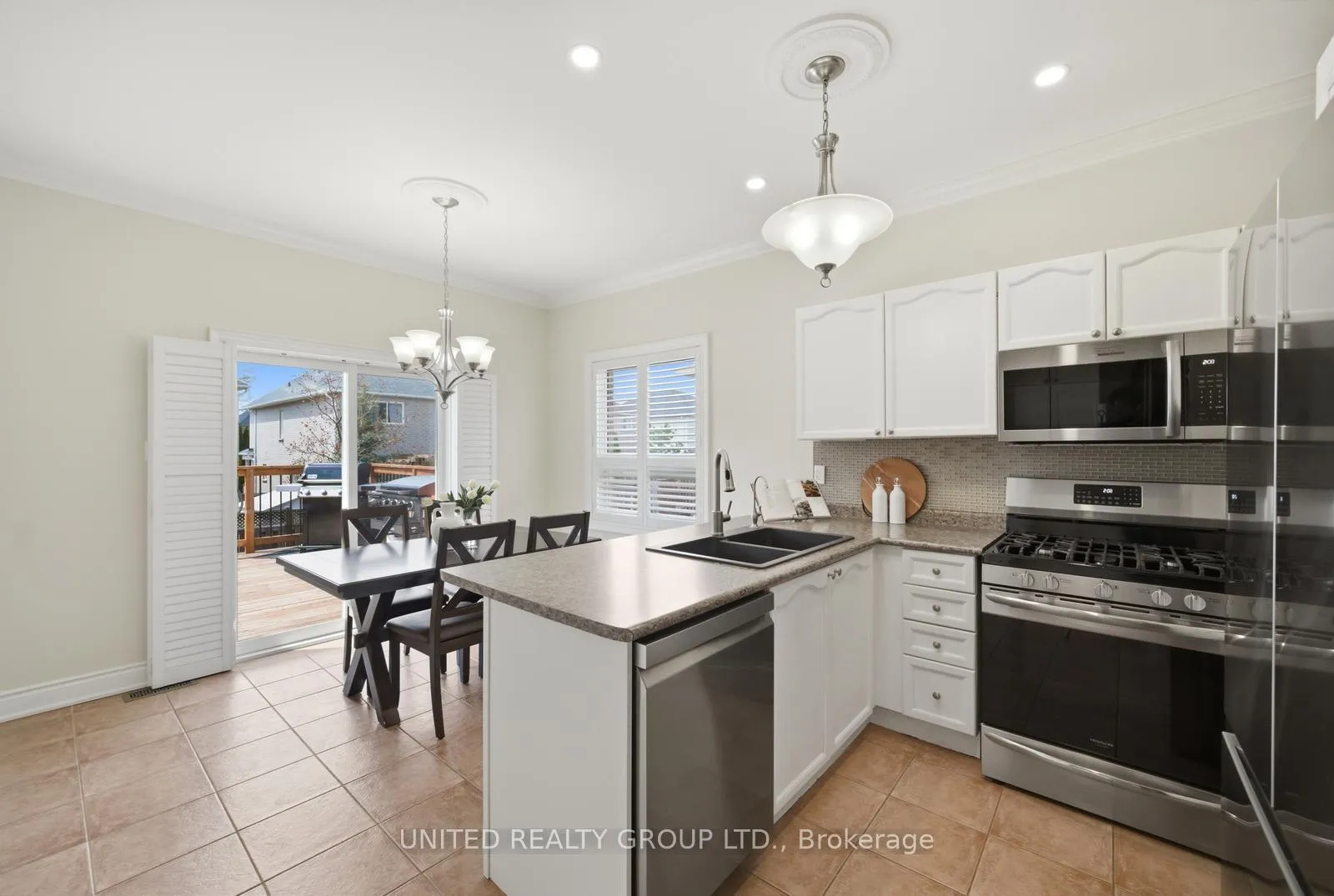 Photo 9 of 14 Tudor Crescent, Barrie, Innis-Shore — HOMEH