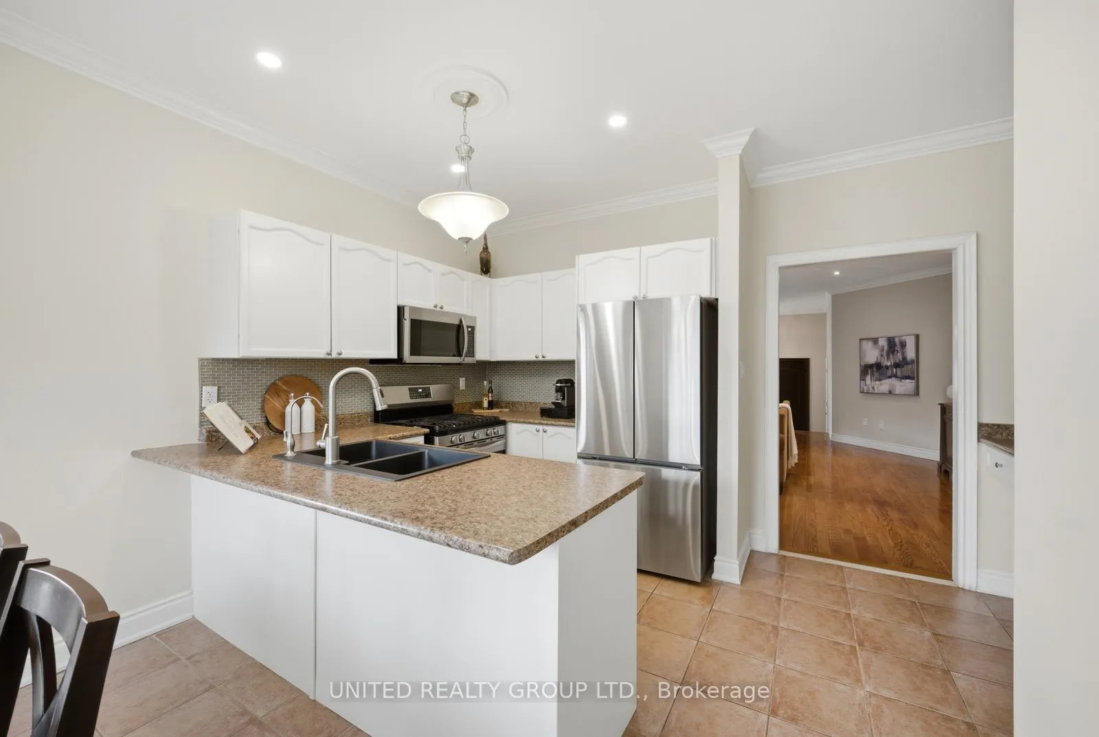 Photo 10 of 14 Tudor Crescent, Barrie, Innis-Shore — HOMEH