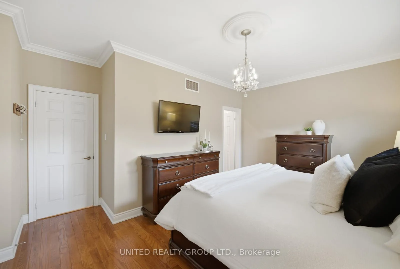 Photo 17 of 14 Tudor Crescent, Barrie, Innis-Shore — HOMEH