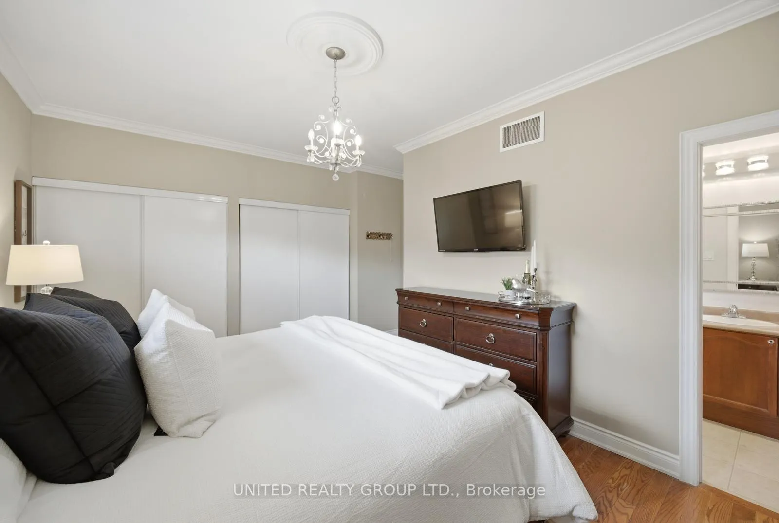 Photo 18 of 14 Tudor Crescent, Barrie, Innis-Shore — HOMEH